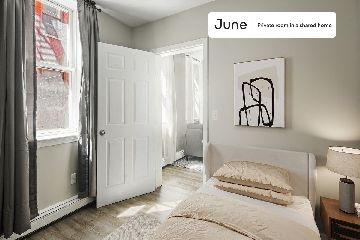 PLEASE NOTE: This is a private room in a shared apartment. You will have your own bedroom and shared common areas (kitchen, bathroom, etc.) with other residents.
Queen bedroom in a 3 bedroom / 1 bathroom apartment!
Check out 3D tour now: https://jnhm.es/OX
This Queen room in North End is available on a 12 month lease or a flexible short term (31 to 364 days) lease. You pick your custom start and end date. Monthly rent rate is determined by furnishing preference, move-in date and move-out date. Speak to a June representative for recommendations on the best stay duration for the lowest rate, and learn more about this home on the June website: https://jnhm.es/5xm
Amenities of this home: Laundry - Paid separately (in building), Street parking - City permit required, 32-inch Flat-Screen TV, Guarantors Allowed, Wi-Fi - Paid separately (High-Speed), Furnished Common Areas, Dishwasher, Hardwood Flooring, Microwave, Oven, Refrigerator, also, this unit is conveniently located, several local parks, restaurants and bars are just minutes away.
About June Homes: Welcome to the easiest rental experience of your life. Rent furnished or unfurnished apartments on a 12 month lease or a flexible short term (31 to 364 days). As a resident, you’ll have access to 24/7 support and monthly cleanings of the home’s shared spaces. Sign up now to apply online for your next home with June: https://jnhm.es/sign-roomi
Brokers welcome! Contact us for more details.
Interested? Kindly note that the minimum stay duration would be 31 days.
Use this listing ID when speaking to June team: #473 C