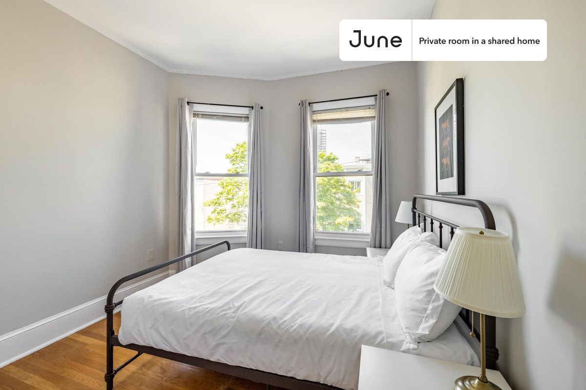 PLEASE NOTE: This is a private room in a shared apartment. You will have your own bedroom and shared common areas (kitchen, bathroom, etc.) with other residents.
Full bedroom in a 3 bedroom / 1 bathroom apartment!
Check out 3D tour now: https://jnhm.es/86v
This Full room in Somerville is available on a 12 month lease or a flexible short term (31 to 364 days) lease. You pick your custom start and end date. Monthly rent rate is determined by furnishing preference, move-in date and move-out date. Speak to a June representative for recommendations on the best stay duration for the lowest rate, and learn more about this home on the June website: https://jnhm.es/6d8
Amenities of this home: Dishwasher, Furnished Common Areas, Wi-Fi - Paid separately (High-Speed), Guarantors Allowed, 32-inch Flat-Screen TV, Street parking - City permit required, Laundry - Paid separately (in building), Hardwood Flooring, Microwave, Oven, Refrigerator, also, this unit is conveniently located, several local parks, restaurants and bars are just minutes away.
About June Homes: Welcome to the easiest rental experience of your life. Rent furnished or unfurnished apartments on a 12 month lease or a flexible short term (31 to 364 days). As a resident, you’ll have access to 24/7 support and monthly cleanings of the home’s shared spaces. Sign up now to apply online for your next home with June: https://jnhm.es/sign-roomi
Brokers welcome! Contact us for more details.
Interested? Kindly note that the minimum stay duration would be 31 days.
Use this listing ID when speaking to June team: #1340 B