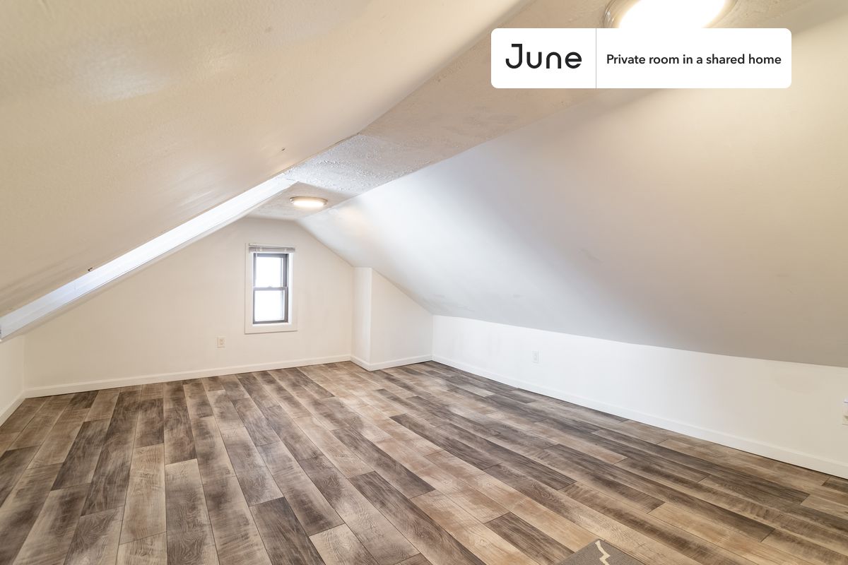 

PLEASE NOTE: This is a private room in a shared apartment. You will have your own bedroom and shared common areas (kitchen, bathroom, etc.) with other residents.

Queen bedroom in a 5 bedroom / 2 bathroom apartment!

Check out 3D tour now:  https://jnhm.es/8eL

This  Queen room in South Boston  is available on a 12 month lease or a flexible short term (31 to 364 days) lease. You pick your custom start and end date. Monthly rent rate is determined by furnishing preference, move-in date and move-out date. Speak to a June representative for recommendations on the best stay duration for the lowest rate, and learn more about this home on the June website:  https://jnhm.es/6wL

Amenities of this home:   Wi-Fi - Paid separately (High-Speed),    Guarantors Allowed,          Laundry in home (free),    Hardwood Flooring,    Oven,    Refrigerator,   also, this unit is conveniently located, several local parks, restaurants and bars are just minutes away.

About June Homes: Welcome to the easiest rental experience of your life. Rent furnished or unfurnished apartments on a 12 month lease or a flexible short term (31 to 364 days). As a resident, you’ll have access to 24/7 support and monthly cleanings of the home’s shared spaces. Sign up now to apply online for your next home with June: https://jnhm.es/sign-roomi

Brokers welcome! Contact us for more details.

Interested? Kindly note that the minimum stay duration would be 31 days. 

Use this listing ID when speaking to June team:  #1752 E