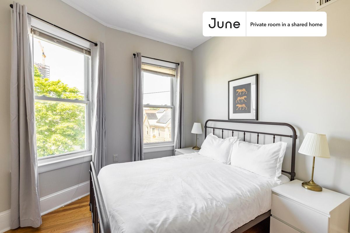 PLEASE NOTE: This is a private room in a shared apartment. You will have your own bedroom and shared common areas (kitchen, bathroom, etc.) with other residents.
Full bedroom in a 3 bedroom / 1 bathroom apartment!
Check out 3D tour now: https://jnhm.es/86v
This Full room in Somerville is available on a 12 month lease or a flexible short term (31 to 364 days) lease. You pick your custom start and end date. Monthly rent rate is determined by furnishing preference, move-in date and move-out date. Speak to a June representative for recommendations on the best stay duration for the lowest rate, and learn more about this home on the June website: https://jnhm.es/6d8
Amenities of this home: Dishwasher, Furnished Common Areas, Wi-Fi - Paid separately (High-Speed), Guarantors Allowed, 32-inch Flat-Screen TV, Street parking - City permit required, Laundry - Paid separately (in building), Hardwood Flooring, Microwave, Oven, Refrigerator, also, this unit is conveniently located, several local parks, restaurants and bars are just minutes away.
About June Homes: Welcome to the easiest rental experience of your life. Rent furnished or unfurnished apartments on a 12 month lease or a flexible short term (31 to 364 days). As a resident, you’ll have access to 24/7 support and monthly cleanings of the home’s shared spaces. Sign up now to apply online for your next home with June: https://jnhm.es/sign-roomi
Brokers welcome! Contact us for more details.
Interested? Kindly note that the minimum stay duration would be 31 days.
Use this listing ID when speaking to June team: #1340 B
