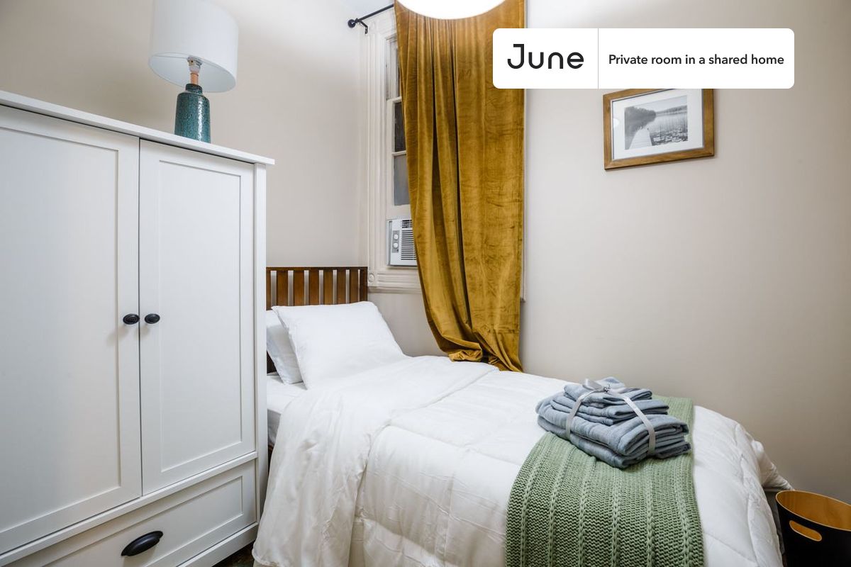 PLEASE NOTE: This is a private room in a shared apartment. You will have your own bedroom and shared common areas (kitchen, bathroom, etc.) with other residents.
Twin bedroom in a 5 bedroom / 1 bathroom apartment!
Check out 3D tour now: https://jnhm.es/Pg
This Twin room in Hell's Kitchen is available on a 12 month lease or a flexible short term (31 to 364 days) lease. You pick your custom start and end date. Monthly rent rate is determined by furnishing preference, move-in date and move-out date. Speak to a June representative for recommendations on the best stay duration for the lowest rate, and learn more about this home on the June website: https://jnhm.es/3Z
Amenities of this home: Furnished Common Areas, Wi-Fi - Paid separately (High-Speed), Guarantors Allowed, 32-inch Flat-Screen TV, Dine in kitchen, Smart lock, Hardwood Flooring, Microwave, Oven, Refrigerator, also, this unit is conveniently located, several local parks, restaurants and bars are just minutes away.
About June Homes: Welcome to the easiest rental experience of your life. Rent furnished or unfurnished apartments on a 12 month lease or a flexible short term (31 to 364 days). As a resident, you’ll have access to 24/7 support and monthly cleanings of the home’s shared spaces. Sign up now to apply online for your next home with June: https://jnhm.es/sign-roomi
Brokers welcome! Contact us for more details.
Interested? Use this listing ID when speaking to June team: #138 3B