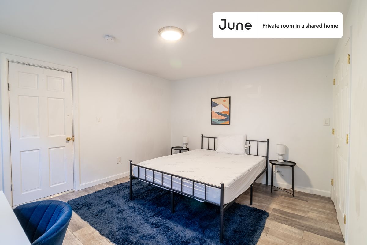 

PLEASE NOTE: This is a private room in a shared apartment. You will have your own bedroom and shared common areas (kitchen, bathroom, etc.) with other residents.

Queen bedroom in a 5 bedroom / 2 bathroom apartment!

Check out 3D tour now:  https://jnhm.es/8eL

This  Queen room in South Boston  is available on a 12 month lease or a flexible short term (31 to 364 days) lease. You pick your custom start and end date. Monthly rent rate is determined by furnishing preference, move-in date and move-out date. Speak to a June representative for recommendations on the best stay duration for the lowest rate, and learn more about this home on the June website:  https://jnhm.es/6wP

Amenities of this home:   Wi-Fi - Paid separately (High-Speed),    Guarantors Allowed,          Laundry in home (free),    Hardwood Flooring,    Oven,    Refrigerator,   also, this unit is conveniently located, several local parks, restaurants and bars are just minutes away.

About June Homes: Welcome to the easiest rental experience of your life. Rent furnished or unfurnished apartments on a 12 month lease or a flexible short term (31 to 364 days). As a resident, you’ll have access to 24/7 support and monthly cleanings of the home’s shared spaces. Sign up now to apply online for your next home with June: https://jnhm.es/sign-roomi

Brokers welcome! Contact us for more details.

Interested? Kindly note that the minimum stay duration would be 31 days. 

Use this listing ID when speaking to June team:  #1752 D