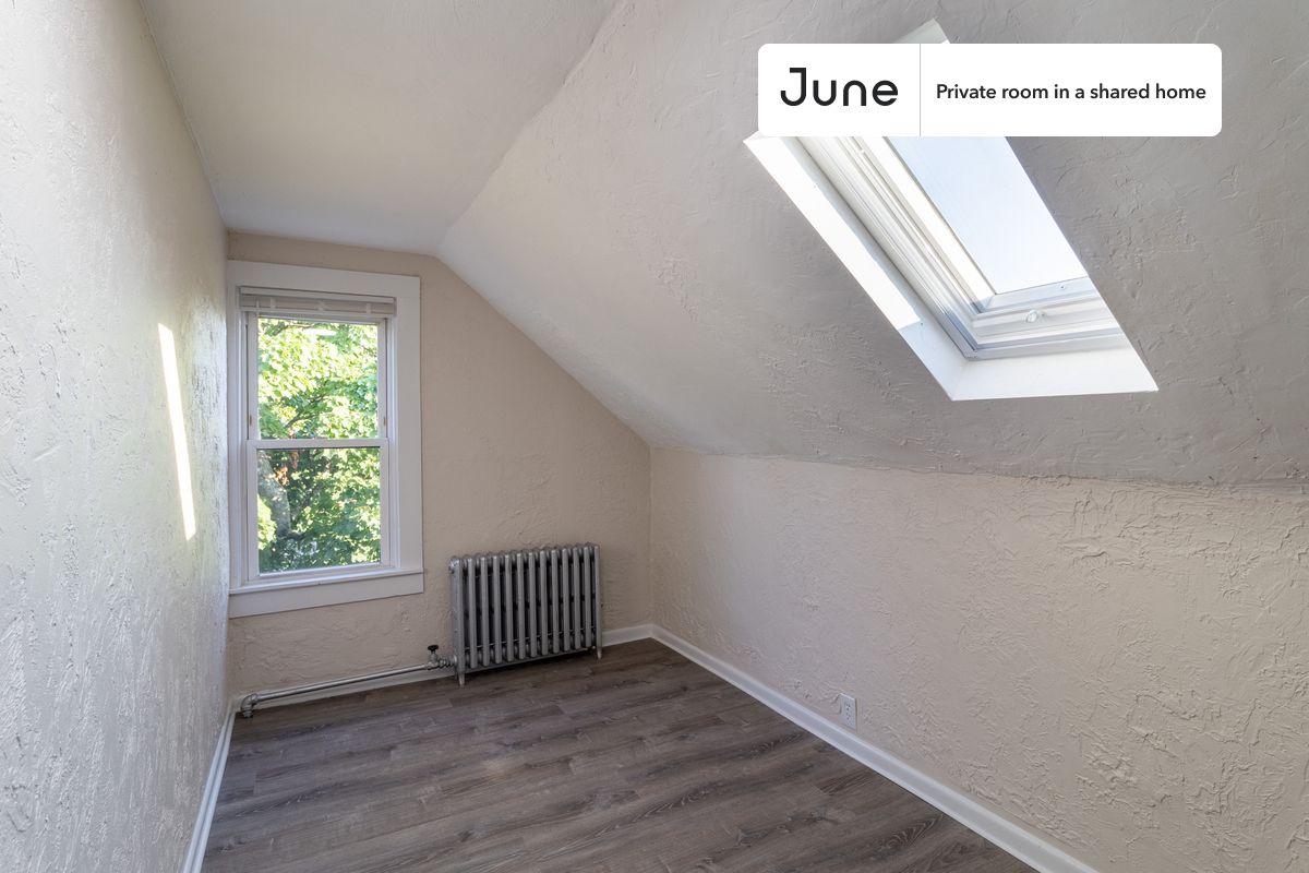 

PLEASE NOTE: This is a private room in a shared apartment. You will have your own bedroom and shared common areas (kitchen, bathroom, etc.) with other residents.

Queen bedroom in a 6 bedroom / 2 bathroom apartment!

Check out 3D tour now:  https://jnhm.es/8eE

This  Queen room in Allston  is available on a 12 month lease or a flexible short term (31 to 364 days) lease. You pick your custom start and end date. Monthly rent rate is determined by furnishing preference, move-in date and move-out date. Speak to a June representative for recommendations on the best stay duration for the lowest rate, and learn more about this home on the June website:  https://jnhm.es/6vW

Amenities of this home:   Dishwasher,    Furnished Common Areas,    Wi-Fi - Paid separately (High-Speed),    Guarantors Allowed,       Street parking - City permit required,    Laundry - Paid separately (in building),    Hardwood Flooring,    Refrigerator,    Heating | Steam radiant,   also, this unit is conveniently located, several local parks, restaurants and bars are just minutes away.

About June Homes: Welcome to the easiest rental experience of your life. Rent furnished or unfurnished apartments on a 12 month lease or a flexible short term (31 to 364 days). As a resident, you’ll have access to 24/7 support and monthly cleanings of the home’s shared spaces. Sign up now to apply online for your next home with June: https://jnhm.es/sign-roomi

Brokers welcome! Contact us for more details.

Interested? Kindly note that the minimum stay duration would be 31 days. 

Use this listing ID when speaking to June team:  #1735 F