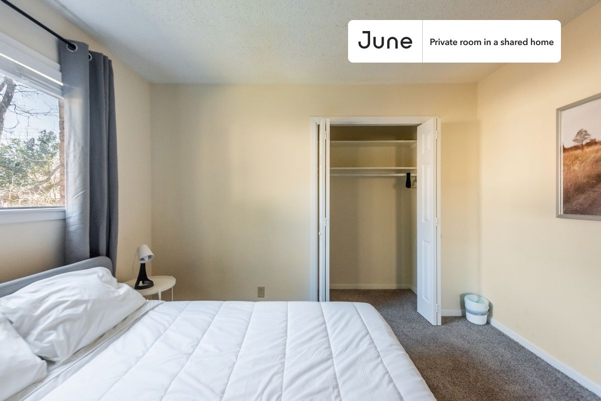 PLEASE NOTE: This is a private room in a shared apartment. You will have your own bedroom and shared common areas (kitchen, bathroom, etc.) with other residents.
Queen bedroom in a 4 bedroom / 3 bathroom apartment!
Check out 3D tour now: https://jnhm.es/11p
This Queen room in Westgate is available on a 12 month lease or a flexible short term (31 to 364 days) lease. You pick your custom start and end date. Monthly rent rate is determined by furnishing preference, move-in date and move-out date. Speak to a June representative for recommendations on the best stay duration for the lowest rate, and learn more about this home on the June website: https://jnhm.es/5Uw
Amenities of this home: Dishwasher, Furnished Common Areas, Wi-Fi - Paid separately (High-Speed), Guarantors Allowed, 32-inch Flat-Screen TV, Central AC (Common space), Laundry in home (free), Enclosed backyard, Driveway parking (Paid separately), Hardwood Flooring, Microwave, Oven, Refrigerator, also, this unit is conveniently located, several local parks, restaurants and bars are just minutes away.
About June Homes: Welcome to the easiest rental experience of your life. Rent furnished or unfurnished apartments on a 12 month lease or a flexible short term (31 to 364 days). As a resident, you’ll have access to 24/7 support and monthly cleanings of the home’s shared spaces. Sign up now to apply online for your next home with June: https://jnhm.es/sign-roomi
Brokers welcome! Contact us for more details.
Interested? Use this listing ID when speaking to June team: #961 B