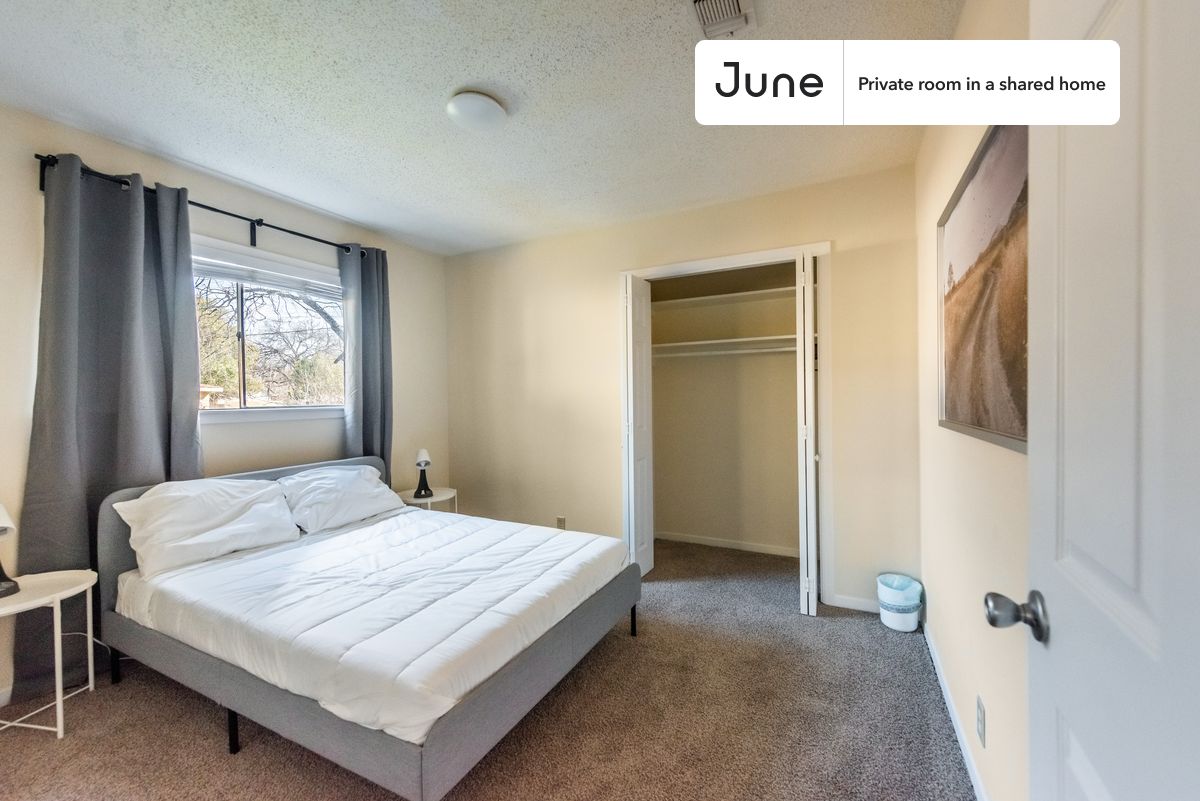 PLEASE NOTE: This is a private room in a shared apartment. You will have your own bedroom and shared common areas (kitchen, bathroom, etc.) with other residents.
Queen bedroom in a 4 bedroom / 3 bathroom apartment!
Check out 3D tour now: https://jnhm.es/11p
This Queen room in Westgate is available on a 12 month lease or a flexible short term (31 to 364 days) lease. You pick your custom start and end date. Monthly rent rate is determined by furnishing preference, move-in date and move-out date. Speak to a June representative for recommendations on the best stay duration for the lowest rate, and learn more about this home on the June website: https://jnhm.es/5Uw
Amenities of this home: Dishwasher, Furnished Common Areas, Wi-Fi - Paid separately (High-Speed), Guarantors Allowed, 32-inch Flat-Screen TV, Central AC (Common space), Laundry in home (free), Enclosed backyard, Driveway parking (Paid separately), Hardwood Flooring, Microwave, Oven, Refrigerator, also, this unit is conveniently located, several local parks, restaurants and bars are just minutes away.
About June Homes: Welcome to the easiest rental experience of your life. Rent furnished or unfurnished apartments on a 12 month lease or a flexible short term (31 to 364 days). As a resident, you’ll have access to 24/7 support and monthly cleanings of the home’s shared spaces. Sign up now to apply online for your next home with June: https://jnhm.es/sign-roomi
Brokers welcome! Contact us for more details.
Interested? Use this listing ID when speaking to June team: #961 B