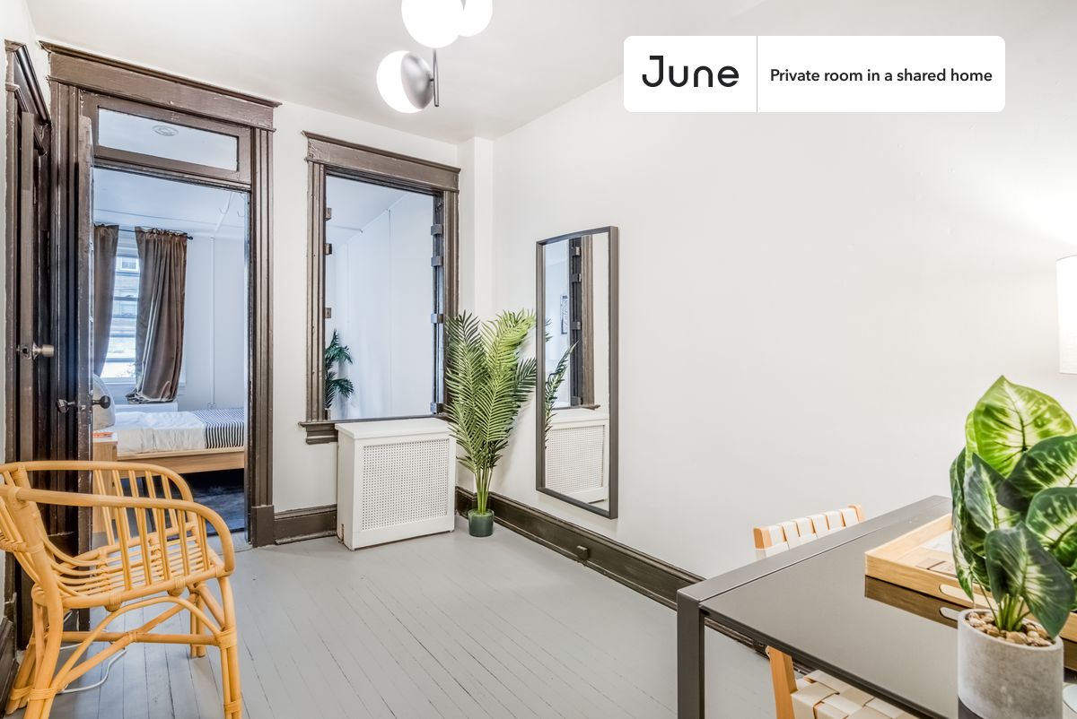 

PLEASE NOTE: This is a private room in a shared apartment. You will have your own bedroom and shared common areas (kitchen, bathroom, etc.) with other residents.

Full bedroom in a 5 bedroom / 1 bathroom apartment!

Check out 3D tour now:  https://jnhm.es/6c

This  Full room in Woodley Park  is available on a 12 month lease or a flexible short term (31 to 364 days) lease. You pick your custom start and end date. Monthly rent rate is determined by furnishing preference, move-in date and move-out date. Speak to a June representative for recommendations on the best stay duration for the lowest rate, and learn more about this home on the June website:  https://jnhm.es/E2

Amenities of this home:   Dishwasher,    Patio,    Furnished Common Areas,    Wi-Fi - Paid separately (High-Speed),    Outdoor space,    Guarantors Allowed,       32-inch Flat-Screen TV,       Laundry in home (free),    Parking Spot (Paid separately),    Hardwood Flooring,    Microwave,    Oven,    Refrigerator,   also, this unit is conveniently located, several local parks, restaurants and bars are just minutes away.

About June Homes: Welcome to the easiest rental experience of your life. Rent furnished or unfurnished apartments on a 12 month lease or a flexible short term (31 to 364 days). As a resident, you’ll have access to 24/7 support and monthly cleanings of the home’s shared spaces. Sign up now to apply online for your next home with June: https://jnhm.es/sign-roomi

Brokers welcome! Contact us for more details.

Interested? Kindly note that the minimum stay duration would be 31 days. 

Use this listing ID when speaking to June team:  #226 E