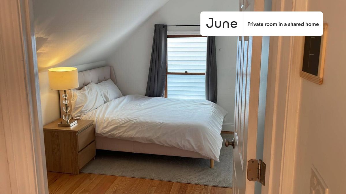 PLEASE NOTE: This is a private room in a shared apartment. You will have your own bedroom and shared common areas (kitchen, bathroom, etc.) with other residents.
Full bedroom in a 6 bedroom / 2 bathroom apartment!
Check out 3D tour now: https://jnhm.es/88m
This Full room in Somerville is available on a 12 month lease or a flexible short term (31 to 364 days) lease. You pick your custom start and end date. Monthly rent rate is determined by furnishing preference, move-in date and move-out date. Speak to a June representative for recommendations on the best stay duration for the lowest rate, and learn more about this home on the June website: https://jnhm.es/6f5
Amenities of this home: Dishwasher, Furnished Common Areas, Wi-Fi - Paid separately (High-Speed), Guarantors Allowed, 32-inch Flat-Screen TV, Street parking - City permit required, Laundry - Paid separately (in building), Hardwood Flooring, Microwave, Oven, Refrigerator, Air Conditioning | HVAC, also, this unit is conveniently located, several local parks, restaurants and bars are just minutes away.
About June Homes: Welcome to the easiest rental experience of your life. Rent furnished or unfurnished apartments on a 12 month lease or a flexible short term (31 to 364 days). As a resident, you’ll have access to 24/7 support and monthly cleanings of the home’s shared spaces. Sign up now to apply online for your next home with June: https://jnhm.es/sign-roomi
Brokers welcome! Contact us for more details.
Interested? Kindly note that the minimum stay duration would be 31 days.
Use this listing ID when speaking to June team: #1379 F