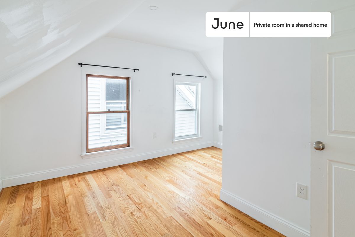 PLEASE NOTE: This is a private room in a shared apartment. You will have your own bedroom and shared common areas (kitchen, bathroom, etc.) with other residents.
Full bedroom in a 6 bedroom / 2 bathroom apartment!
Check out 3D tour now: https://jnhm.es/88m
This Full room in Somerville is available on a 12 month lease or a flexible short term (31 to 364 days) lease. You pick your custom start and end date. Monthly rent rate is determined by furnishing preference, move-in date and move-out date. Speak to a June representative for recommendations on the best stay duration for the lowest rate, and learn more about this home on the June website: https://jnhm.es/6f5
Amenities of this home: Dishwasher, Furnished Common Areas, Wi-Fi - Paid separately (High-Speed), Guarantors Allowed, 32-inch Flat-Screen TV, Street parking - City permit required, Laundry - Paid separately (in building), Hardwood Flooring, Microwave, Oven, Refrigerator, Air Conditioning | HVAC, also, this unit is conveniently located, several local parks, restaurants and bars are just minutes away.
About June Homes: Welcome to the easiest rental experience of your life. Rent furnished or unfurnished apartments on a 12 month lease or a flexible short term (31 to 364 days). As a resident, you’ll have access to 24/7 support and monthly cleanings of the home’s shared spaces. Sign up now to apply online for your next home with June: https://jnhm.es/sign-roomi
Brokers welcome! Contact us for more details.
Interested? Kindly note that the minimum stay duration would be 31 days.
Use this listing ID when speaking to June team: #1379 F