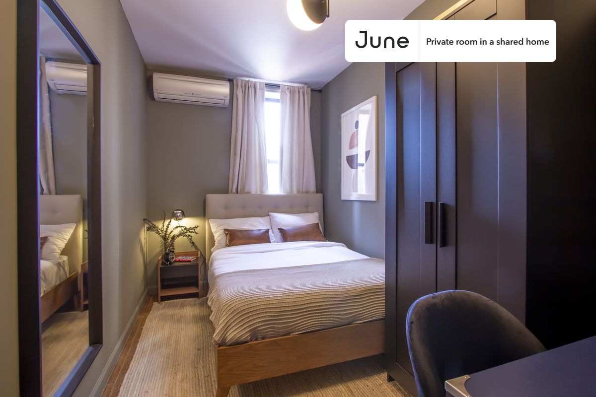 PLEASE NOTE: This is a private room in a shared apartment. You will have your own bedroom and shared common areas (kitchen, bathroom, etc.) with other residents.
Full bedroom in a 3 bedroom / 1 bathroom apartment!
Check out 3D tour now: https://jnhm.es/Sg
This Full room in Chinatown is available on a 12 month lease or a flexible short term (31 to 364 days) lease. You pick your custom start and end date. Monthly rent rate is determined by furnishing preference, move-in date and move-out date. Speak to a June representative for recommendations on the best stay duration for the lowest rate, and learn more about this home on the June website: https://jnhm.es/FS
Amenities of this home: Furnished Common Areas, Wi-Fi - Paid separately (High-Speed), Guarantors Allowed, 32-inch Flat-Screen TV, Laundry - Paid separately (in building), Hardwood Flooring, Microwave, Oven, Refrigerator, also, this unit is conveniently located, several local parks, restaurants and bars are just minutes away.
About June Homes: Welcome to the easiest rental experience of your life. Rent furnished or unfurnished apartments on a 12 month lease or a flexible short term (31 to 364 days). As a resident, you’ll have access to 24/7 support and monthly cleanings of the home’s shared spaces. Sign up now to apply online for your next home with June: https://jnhm.es/sign-roomi
Brokers welcome! Contact us for more details.
Interested? Use this listing ID when speaking to June team: #269 A
