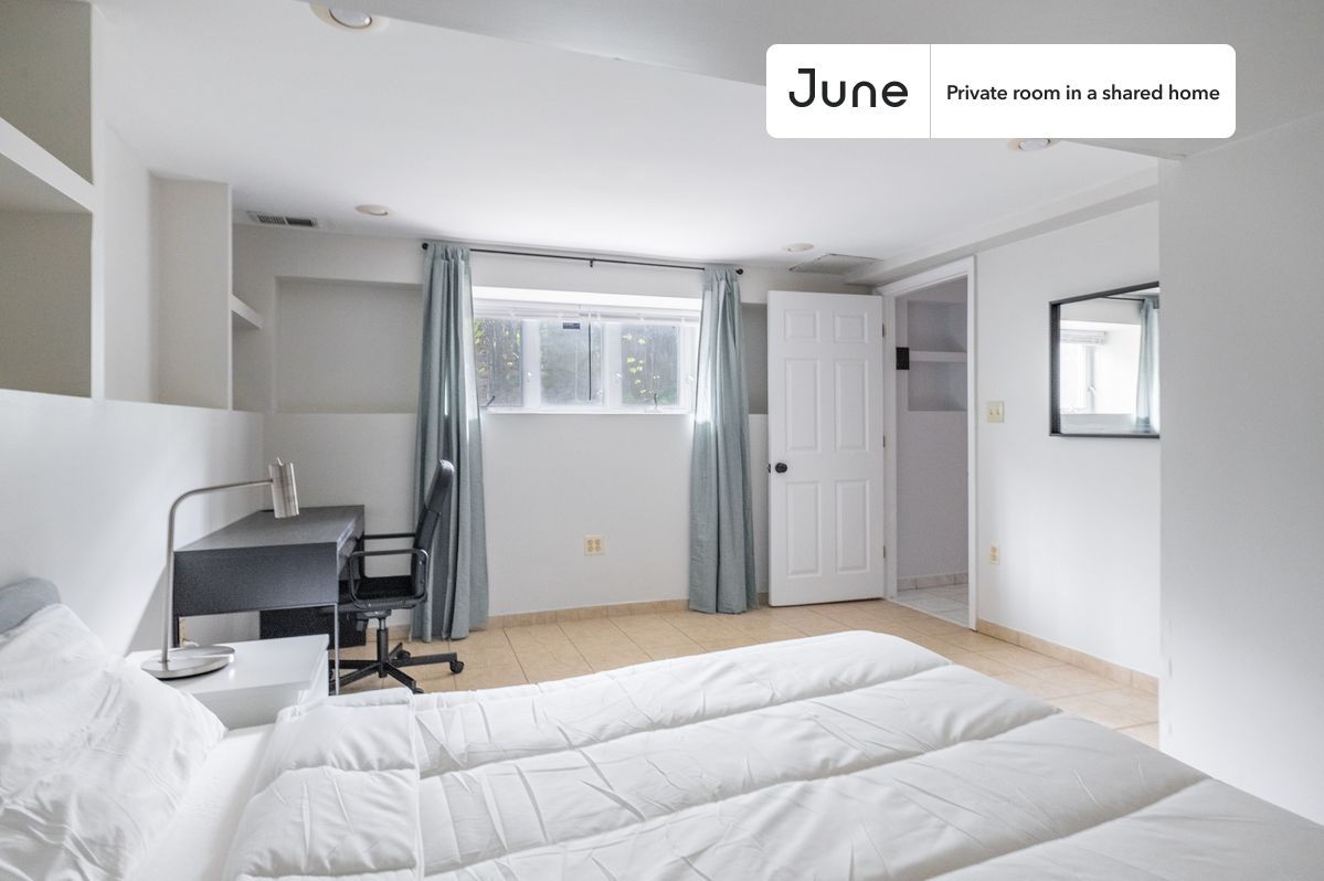 

PLEASE NOTE: This is a private room in a shared apartment. You will have your own bedroom and shared common areas (kitchen, bathroom, etc.) with other residents.

Queen bedroom in a 5 bedroom / 3 bathroom apartment!

Check out 3D tour now:  https://jnhm.es/8bF

This  Queen room in Wicker Park  is available on a 12 month lease or a flexible short term (31 to 364 days) lease. You pick your custom start and end date. Monthly rent rate is determined by furnishing preference, move-in date and move-out date. Speak to a June representative for recommendations on the best stay duration for the lowest rate, and learn more about this home on the June website:  https://jnhm.es/6oV

Amenities of this home:   Furnished Common Areas,    Wi-Fi - Paid separately (High-Speed),    Outdoor space,    Guarantors Allowed,       32-inch Flat-Screen TV,    Dine in kitchen,    Street parking - City permit required,    Laundry in home (free),       Living area,    Hardwood Flooring,    Microwave,    Oven,    Refrigerator,    garage parking (paid),   also, this unit is conveniently located, several local parks, restaurants and bars are just minutes away.

About June Homes: Welcome to the easiest rental experience of your life. Rent furnished or unfurnished apartments on a 12 month lease or a flexible short term (31 to 364 days). As a resident, you’ll have access to 24/7 support and monthly cleanings of the home’s shared spaces. Sign up now to apply online for your next home with June: https://jnhm.es/sign-roomi

Brokers welcome! Contact us for more details.

Interested? Kindly note that the minimum stay duration would be 32 days. 

Use this listing ID when speaking to June team:  #1600 A