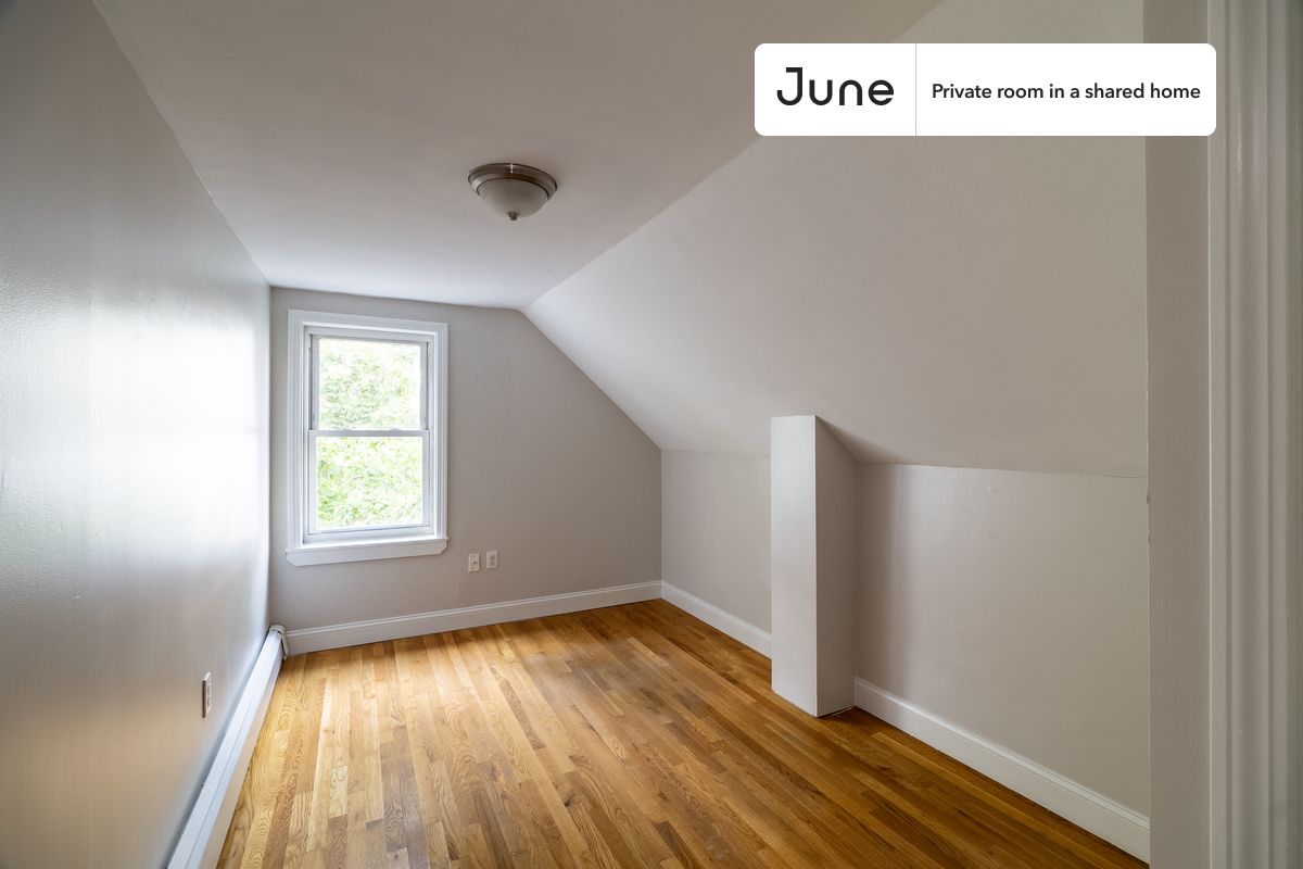 

PLEASE NOTE: This is a private room in a shared apartment. You will have your own bedroom and shared common areas (kitchen, bathroom, etc.) with other residents.

Queen bedroom in a 5 bedroom / 1.5 bathroom apartment!

Check out 3D tour now:  https://jnhm.es/8eQ

This  Queen room in East Boston  is available on a 12 month lease or a flexible short term (31 to 364 days) lease. You pick your custom start and end date. Monthly rent rate is determined by furnishing preference, move-in date and move-out date. Speak to a June representative for recommendations on the best stay duration for the lowest rate, and learn more about this home on the June website:  https://jnhm.es/6xi

Amenities of this home:   Dishwasher,    Wi-Fi - Paid separately (High-Speed),    Guarantors Allowed,       32-inch Flat-Screen TV,    Street parking - City permit required,    Laundry in building (free),       Hardwood Flooring,    Microwave,    Oven,    Refrigerator,   also, this unit is conveniently located, several local parks, restaurants and bars are just minutes away.

About June Homes: Welcome to the easiest rental experience of your life. Rent furnished or unfurnished apartments on a 12 month lease or a flexible short term (31 to 364 days). As a resident, you’ll have access to 24/7 support and monthly cleanings of the home’s shared spaces. Sign up now to apply online for your next home with June: https://jnhm.es/sign-roomi

Brokers welcome! Contact us for more details.

Interested? Kindly note that the minimum stay duration would be 31 days. 

Use this listing ID when speaking to June team:  #1761 E