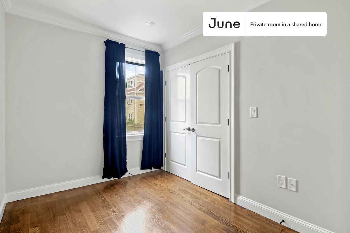 

PLEASE NOTE: This is a private room in a shared apartment. You will have your own bedroom and shared common areas (kitchen, bathroom, etc.) with other residents.

Queen bedroom in a 4 bedroom / 1.5 bathroom apartment!

Check out 3D tour now:  https://jnhm.es/U3

This  Queen room in Brighton  is available on a 12 month lease or a flexible short term (31 to 364 days) lease. You pick your custom start and end date. Monthly rent rate is determined by furnishing preference, move-in date and move-out date. Speak to a June representative for recommendations on the best stay duration for the lowest rate, and learn more about this home on the June website:  https://jnhm.es/5BE

Amenities of this home:   Dishwasher,    Furnished Common Areas,    Wi-Fi - Paid separately (High-Speed),    Guarantors Allowed,       32-inch Flat-Screen TV,    Laundry in home (free),       Parking Spot (Paid separately),    Hardwood Flooring,    Microwave,    Oven,    Refrigerator,    Air Conditioning | HVAC,    Parking through SpotHero Paid,   also, this unit is conveniently located, several local parks, restaurants and bars are just minutes away.

About June Homes: Welcome to the easiest rental experience of your life. Rent furnished or unfurnished apartments on a 12 month lease or a flexible short term (31 to 364 days). As a resident, you’ll have access to 24/7 support and monthly cleanings of the home’s shared spaces. Sign up now to apply online for your next home with June: https://jnhm.es/sign-roomi

Brokers welcome! Contact us for more details.

Interested? Kindly note that the minimum stay duration would be 31 days. 

Use this listing ID when speaking to June team:  #569 B