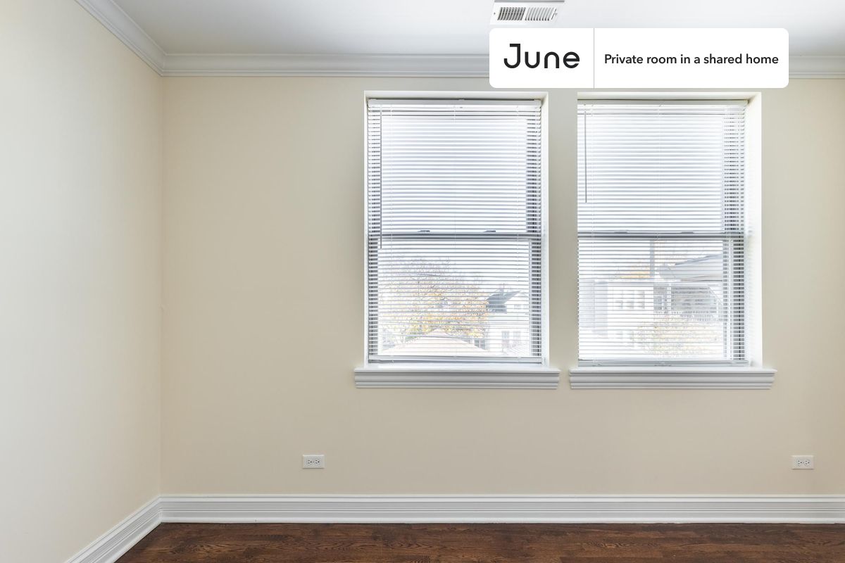

PLEASE NOTE: This is a private room in a shared apartment. You will have your own bedroom and shared common areas (kitchen, bathroom, etc.) with other residents.

Full bedroom in a 4 bedroom / 2 bathroom apartment!

Check out 3D tour now:  https://jnhm.es/8bW

This  Full room in Irving Park  is available on a 12 month lease or a flexible short term (31 to 364 days) lease. You pick your custom start and end date. Monthly rent rate is determined by furnishing preference, move-in date and move-out date. Speak to a June representative for recommendations on the best stay duration for the lowest rate, and learn more about this home on the June website:  https://jnhm.es/6oQ

Amenities of this home:   Dishwasher,    Furnished Common Areas,    Wi-Fi - Paid separately (High-Speed),    Guarantors Allowed,       32-inch Flat-Screen TV,    Dining area,    Street parking - City permit required,    Laundry in home (free),       Living area,    Hardwood Flooring,    Microwave,    Oven,    Refrigerator,   also, this unit is conveniently located, several local parks, restaurants and bars are just minutes away.

About June Homes: Welcome to the easiest rental experience of your life. Rent furnished or unfurnished apartments on a 12 month lease or a flexible short term (31 to 364 days). As a resident, you’ll have access to 24/7 support and monthly cleanings of the home’s shared spaces. Sign up now to apply online for your next home with June: https://jnhm.es/sign-roomi

Brokers welcome! Contact us for more details.

Interested? Kindly note that the minimum stay duration would be 32 days. 

Use this listing ID when speaking to June team:  #1598 D