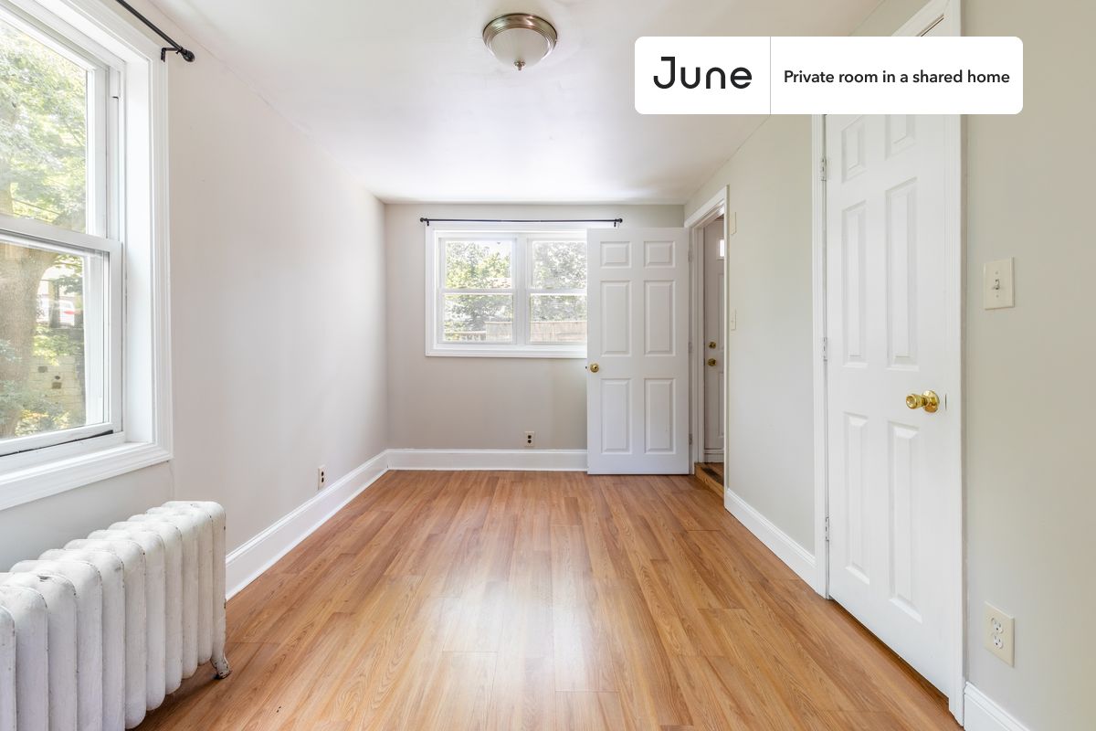 

PLEASE NOTE: This is a private room in a shared apartment. You will have your own bedroom and shared common areas (kitchen, bathroom, etc.) with other residents.

Full bedroom in a 9 bedroom / 2 bathroom apartment!

Check out 3D tour now:  https://jnhm.es/86w

This  Full room in Brighton  is available on a 12 month lease or a flexible short term (31 to 364 days) lease. You pick your custom start and end date. Monthly rent rate is determined by furnishing preference, move-in date and move-out date. Speak to a June representative for recommendations on the best stay duration for the lowest rate, and learn more about this home on the June website:  https://jnhm.es/6dh

Amenities of this home:   Dishwasher,    Furnished Common Areas,    Wi-Fi - Paid separately (High-Speed),    Guarantors Allowed,          Street parking - City permit required,    Laundry - Paid separately (in building),    Wall-Mounted TV,    Hardwood Flooring,    Microwave,    Oven,    Refrigerator,   also, this unit is conveniently located, several local parks, restaurants and bars are just minutes away.

About June Homes: Welcome to the easiest rental experience of your life. Rent furnished or unfurnished apartments on a 12 month lease or a flexible short term (31 to 364 days). As a resident, you’ll have access to 24/7 support and monthly cleanings of the home’s shared spaces. Sign up now to apply online for your next home with June: https://jnhm.es/sign-roomi

Brokers welcome! Contact us for more details.

Interested? Kindly note that the minimum stay duration would be 31 days. 

Use this listing ID when speaking to June team:  #1341 B