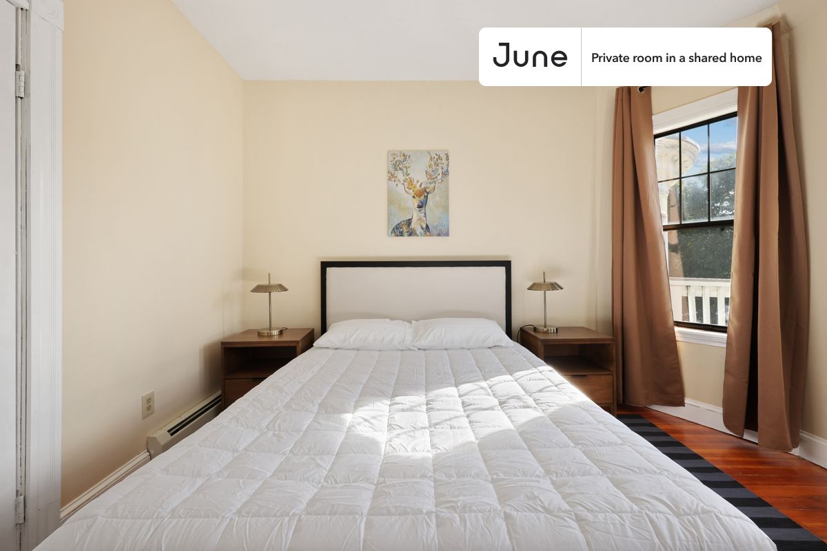 PLEASE NOTE: This is a private room in a shared apartment. You will have your own bedroom and shared common areas (kitchen, bathroom, etc.) with other residents.
Queen bedroom in a 4 bedroom / 1 bathroom apartment!
Check out 3D tour now: https://jnhm.es/VK
This Queen room in Dorchester - Fields Corner West is available on a 12 month lease or a flexible short term (31 to 364 days) lease. You pick your custom start and end date. Monthly rent rate is determined by furnishing preference, move-in date and move-out date. Speak to a June representative for recommendations on the best stay duration for the lowest rate, and learn more about this home on the June website: https://jnhm.es/5IB
Amenities of this home: Furnished Common Areas, Wi-Fi - Paid separately (High-Speed), Guarantors Allowed, 32-inch Flat-Screen TV, Street parking - City permit required, Back porch, Balcony, Hardwood Flooring, Microwave, Oven, Refrigerator, also, this unit is conveniently located, several local parks, restaurants and bars are just minutes away.
About June Homes: Welcome to the easiest rental experience of your life. Rent furnished or unfurnished apartments on a 12 month lease or a flexible short term (31 to 364 days). As a resident, you’ll have access to 24/7 support and monthly cleanings of the home’s shared spaces. Sign up now to apply online for your next home with June: https://jnhm.es/sign-roomi
Brokers welcome! Contact us for more details.
Interested? Kindly note that the minimum stay duration would be 31 days.
Use this listing ID when speaking to June team: #723 A