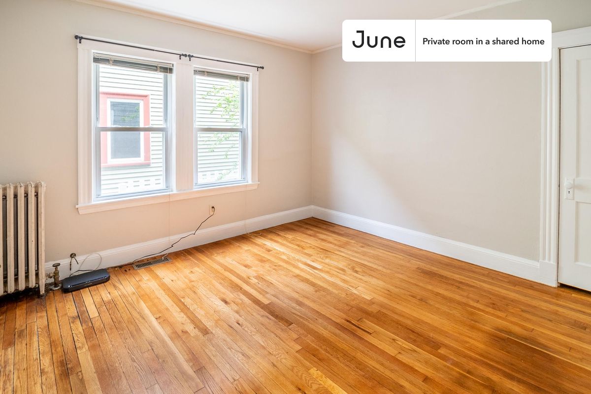 

PLEASE NOTE: This is a private room in a shared apartment. You will have your own bedroom and shared common areas (kitchen, bathroom, etc.) with other residents.

Full bedroom in a 4 bedroom / 1 bathroom apartment!

Check out 3D tour now:  https://jnhm.es/87U

This  Full room in Mission Hill  is available on a 12 month lease or a flexible short term (31 to 364 days) lease. You pick your custom start and end date. Monthly rent rate is determined by furnishing preference, move-in date and move-out date. Speak to a June representative for recommendations on the best stay duration for the lowest rate, and learn more about this home on the June website:  https://jnhm.es/6jk

Amenities of this home:      Furnished Common Areas,    Wi-Fi - Paid separately (High-Speed),    Guarantors Allowed,       Laundry in home (free),    Hardwood Flooring,    Microwave,    Oven,    Refrigerator,   also, this unit is conveniently located, several local parks, restaurants and bars are just minutes away.

About June Homes: Welcome to the easiest rental experience of your life. Rent furnished or unfurnished apartments on a 12 month lease or a flexible short term (31 to 364 days). As a resident, you’ll have access to 24/7 support and monthly cleanings of the home’s shared spaces. Sign up now to apply online for your next home with June: https://jnhm.es/sign-roomi

Brokers welcome! Contact us for more details.

Interested? Kindly note that the minimum stay duration would be 31 days. 

Use this listing ID when speaking to June team:  #1227 D