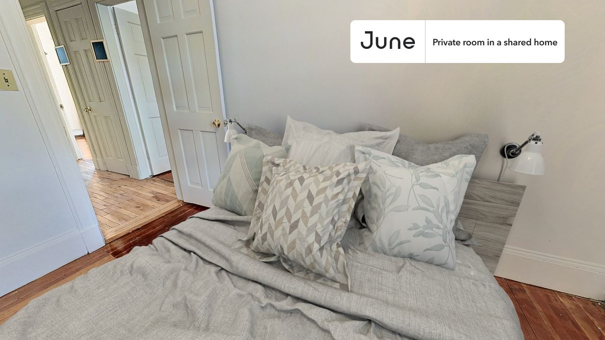 PLEASE NOTE: This is a private room in a shared apartment. You will have your own bedroom and shared common areas (kitchen, bathroom, etc.) with other residents.
Full bedroom in a 6 bedroom / 2 bathroom apartment!
Check out 3D tour now: https://jnhm.es/QU
This Full room in Brighton is available on a 12 month lease or a flexible short term (31 to 364 days) lease. You pick your custom start and end date. Monthly rent rate is determined by furnishing preference, move-in date and move-out date. Speak to a June representative for recommendations on the best stay duration for the lowest rate, and learn more about this home on the June website: https://jnhm.es/5sL
Amenities of this home: Dishwasher, Furnished Common Areas, Wi-Fi - Paid separately (High-Speed), Guarantors Allowed, Dining area, Smart lock, Driveway parking (Paid separately), Hardwood Flooring, Microwave, Oven, Refrigerator, also, this unit is conveniently located, several local parks, restaurants and bars are just minutes away.
About June Homes: Welcome to the easiest rental experience of your life. Rent furnished or unfurnished apartments on a 12 month lease or a flexible short term (31 to 364 days). As a resident, you’ll have access to 24/7 support and monthly cleanings of the home’s shared spaces. Sign up now to apply online for your next home with June: https://jnhm.es/sign-roomi
Brokers welcome! Contact us for more details.
Interested? Kindly note that the minimum stay duration would be 31 days.
Use this listing ID when speaking to June team: #375 2B