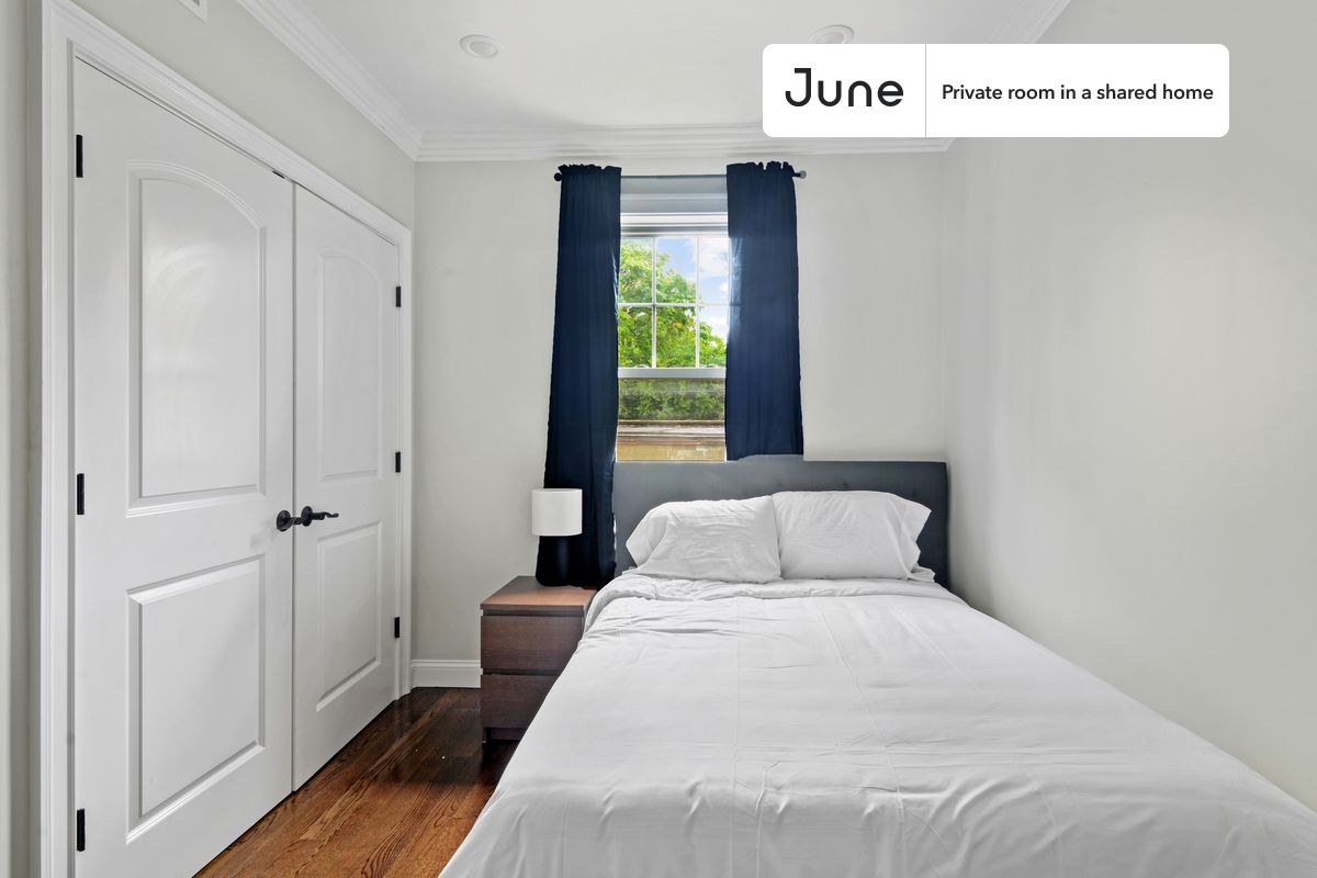 

PLEASE NOTE: This is a private room in a shared apartment. You will have your own bedroom and shared common areas (kitchen, bathroom, etc.) with other residents.

Full bedroom in a 4 bedroom / 1.5 bathroom apartment!

Check out 3D tour now:  https://jnhm.es/U3

This  Full room in Brighton  is available on a 12 month lease or a flexible short term (31 to 364 days) lease. You pick your custom start and end date. Monthly rent rate is determined by furnishing preference, move-in date and move-out date. Speak to a June representative for recommendations on the best stay duration for the lowest rate, and learn more about this home on the June website:  https://jnhm.es/5BF

Amenities of this home:   Dishwasher,    Furnished Common Areas,    Wi-Fi - Paid separately (High-Speed),    Guarantors Allowed,       32-inch Flat-Screen TV,    Laundry in home (free),       Parking Spot (Paid separately),    Hardwood Flooring,    Microwave,    Oven,    Refrigerator,    Air Conditioning | HVAC,    Parking through SpotHero Paid,   also, this unit is conveniently located, several local parks, restaurants and bars are just minutes away.

About June Homes: Welcome to the easiest rental experience of your life. Rent furnished or unfurnished apartments on a 12 month lease or a flexible short term (31 to 364 days). As a resident, you’ll have access to 24/7 support and monthly cleanings of the home’s shared spaces. Sign up now to apply online for your next home with June: https://jnhm.es/sign-roomi

Brokers welcome! Contact us for more details.

Interested? Kindly note that the minimum stay duration would be 31 days. 

Use this listing ID when speaking to June team:  #569 A