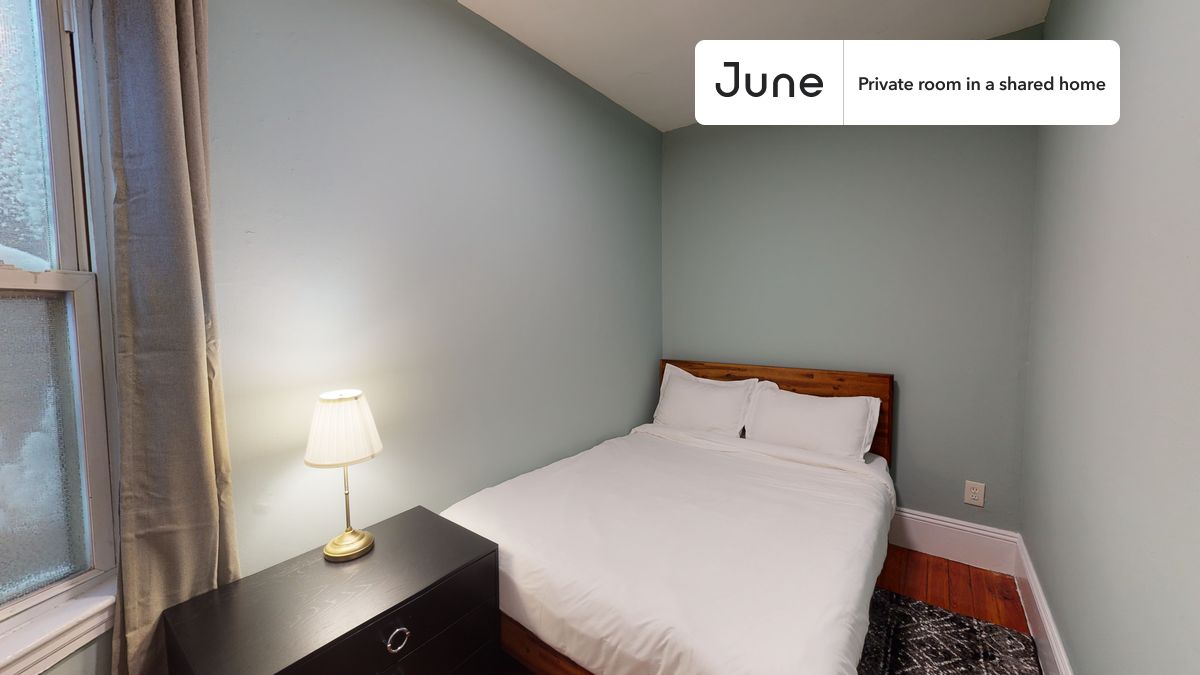 

PLEASE NOTE: This is a private room in a shared apartment. You will have your own bedroom and shared common areas (kitchen, bathroom, etc.) with other residents.

Full bedroom in a 4 bedroom / 1.5 bathroom apartment!

Check out 3D tour now:  https://jnhm.es/YM

This  Full room in Allston  is available on a 12 month lease or a flexible short term (31 to 364 days) lease. You pick your custom start and end date. Monthly rent rate is determined by furnishing preference, move-in date and move-out date. Speak to a June representative for recommendations on the best stay duration for the lowest rate, and learn more about this home on the June website:  https://jnhm.es/5Oc

Amenities of this home:   Dishwasher,    Furnished Common Areas,    Wi-Fi - Paid separately (High-Speed),    Guarantors Allowed,       Decorative fireplace,    32-inch Flat-Screen TV,    Paid parking,       Laundry in building (free),    Hardwood Flooring,    Microwave,    Oven,    Refrigerator,    Air Conditioning | HVAC,    Parking through SpotHero Paid,   also, this unit is conveniently located, several local parks, restaurants and bars are just minutes away.

About June Homes: Welcome to the easiest rental experience of your life. Rent furnished or unfurnished apartments on a 12 month lease or a flexible short term (31 to 364 days). As a resident, you’ll have access to 24/7 support and monthly cleanings of the home’s shared spaces. Sign up now to apply online for your next home with June: https://jnhm.es/sign-roomi

Brokers welcome! Contact us for more details.

Interested? Kindly note that the minimum stay duration would be 31 days. 

Use this listing ID when speaking to June team:  #835 A