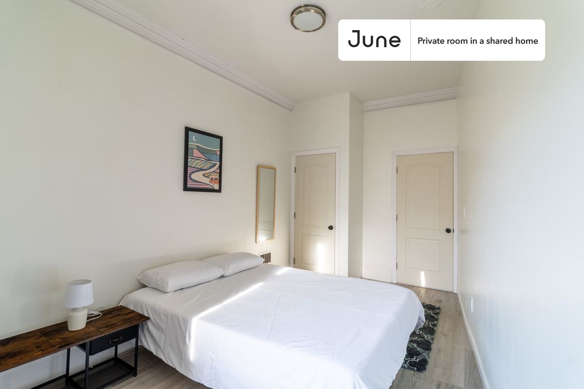 

PLEASE NOTE: This is a private room in a shared apartment. You will have your own bedroom and shared common areas (kitchen, bathroom, etc.) with other residents.

Queen bedroom in a 4 bedroom / 1.5 bathroom apartment!

Check out 3D tour now:  https://jnhm.es/8f0

This  Queen room in Brookline  is available on a 12 month lease or a flexible short term (31 to 364 days) lease. You pick your custom start and end date. Monthly rent rate is determined by furnishing preference, move-in date and move-out date. Speak to a June representative for recommendations on the best stay duration for the lowest rate, and learn more about this home on the June website:  https://jnhm.es/6xy

Amenities of this home:   Wi-Fi - Paid separately (High-Speed),    Guarantors Allowed,          Laundry - Paid separately (in building),    Hardwood Flooring,    Oven,    Refrigerator,   also, this unit is conveniently located, several local parks, restaurants and bars are just minutes away.

About June Homes: Welcome to the easiest rental experience of your life. Rent furnished or unfurnished apartments on a 12 month lease or a flexible short term (31 to 364 days). As a resident, you’ll have access to 24/7 support and monthly cleanings of the home’s shared spaces. Sign up now to apply online for your next home with June: https://jnhm.es/sign-roomi

Brokers welcome! Contact us for more details.

Interested? Kindly note that the minimum stay duration would be 31 days. 

Use this listing ID when speaking to June team:  #1765 B
