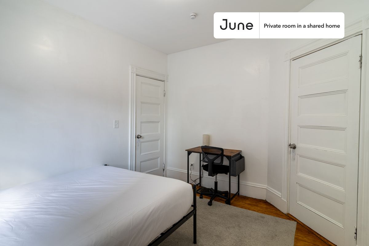 PLEASE NOTE: This is a private room in a shared apartment. You will have your own bedroom and shared common areas (kitchen, bathroom, etc.) with other residents.
Queen bedroom in a 4 bedroom / 1 bathroom apartment!
Check out 3D tour now: https://jnhm.es/8eD
This Queen room in JFK/UMass is available on a 12 month lease or a flexible short term (31 to 364 days) lease. You pick your custom start and end date. Monthly rent rate is determined by furnishing preference, move-in date and move-out date. Speak to a June representative for recommendations on the best stay duration for the lowest rate, and learn more about this home on the June website: https://jnhm.es/6wH
Amenities of this home: Dishwasher, Wi-Fi - Paid separately (High-Speed), Guarantors Allowed, Street parking - City permit required, Laundry - Paid separately (in building), Wall-Mounted TV, Hardwood Flooring, Microwave, Refrigerator, also, this unit is conveniently located, several local parks, restaurants and bars are just minutes away.
About June Homes: Welcome to the easiest rental experience of your life. Rent furnished or unfurnished apartments on a 12 month lease or a flexible short term (31 to 364 days). As a resident, you’ll have access to 24/7 support and monthly cleanings of the home’s shared spaces. Sign up now to apply online for your next home with June: https://jnhm.es/sign-roomi
Brokers welcome! Contact us for more details.
Interested? Kindly note that the minimum stay duration would be 31 days.
Use this listing ID when speaking to June team: #1751 A