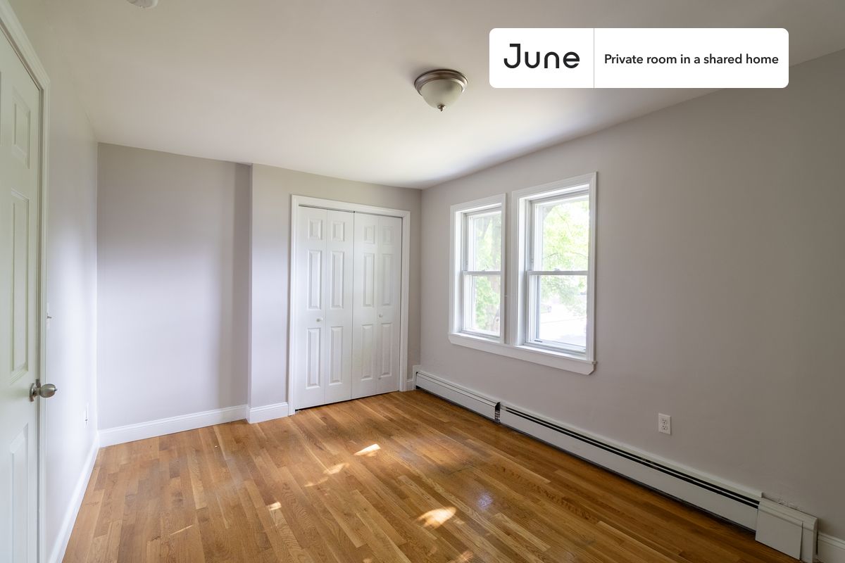 

PLEASE NOTE: This is a private room in a shared apartment. You will have your own bedroom and shared common areas (kitchen, bathroom, etc.) with other residents.

Queen bedroom in a 5 bedroom / 1.5 bathroom apartment!

Check out 3D tour now:  https://jnhm.es/8eQ

This  Queen room in East Boston  is available on a 12 month lease or a flexible short term (31 to 364 days) lease. You pick your custom start and end date. Monthly rent rate is determined by furnishing preference, move-in date and move-out date. Speak to a June representative for recommendations on the best stay duration for the lowest rate, and learn more about this home on the June website:  https://jnhm.es/6xj

Amenities of this home:   Dishwasher,    Wi-Fi - Paid separately (High-Speed),    Guarantors Allowed,       32-inch Flat-Screen TV,    Street parking - City permit required,    Laundry in building (free),       Hardwood Flooring,    Microwave,    Oven,    Refrigerator,   also, this unit is conveniently located, several local parks, restaurants and bars are just minutes away.

About June Homes: Welcome to the easiest rental experience of your life. Rent furnished or unfurnished apartments on a 12 month lease or a flexible short term (31 to 364 days). As a resident, you’ll have access to 24/7 support and monthly cleanings of the home’s shared spaces. Sign up now to apply online for your next home with June: https://jnhm.es/sign-roomi

Brokers welcome! Contact us for more details.

Interested? Kindly note that the minimum stay duration would be 31 days. 

Use this listing ID when speaking to June team:  #1761 A