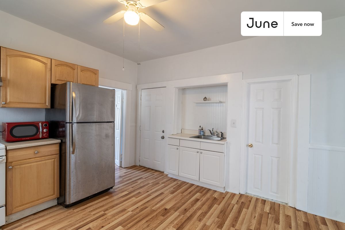 



1 bedroom in Wellington-Harrington (Cambridge) on flexible lease terms.

Check out 3D tour now:  https://jnhm.es/8f5

This  1 bedroom apartment on the Wellington-Harrington (Cambridge)  is available on a 12 month lease or a flexible short term (31 to 364 days) lease. You pick your custom start and end date. Monthly rent rate is determined by furnishing preference, move-in date and move-out date. Speak to a June representative for recommendations on the best stay duration for the lowest rate, and learn more about this home on the June website:     https://jnhm.es/6xB

Amenities of this home:   Wi-Fi - Paid separately (High-Speed),    Guarantors Allowed,          Street parking - City permit required,    Queen bed,    Hardwood Flooring,    Microwave,    Refrigerator,   also, this unit is conveniently located, several local parks, restaurants and bars are just minutes away.

About June Homes: Welcome to the easiest rental experience of your life. Rent furnished or unfurnished apartments on a 12 month lease or a flexible short term (31 to 364 days). As a resident, you’ll have access to 24/7 support and monthly cleanings of the home’s shared spaces. Sign up now to apply online for your next home with June: https://jnhm.es/sign-roomi

Brokers welcome! Contact us for more details.

Interested? Kindly note that the minimum stay duration would be 31 days. 

Use this listing ID when speaking to June team:  #1766