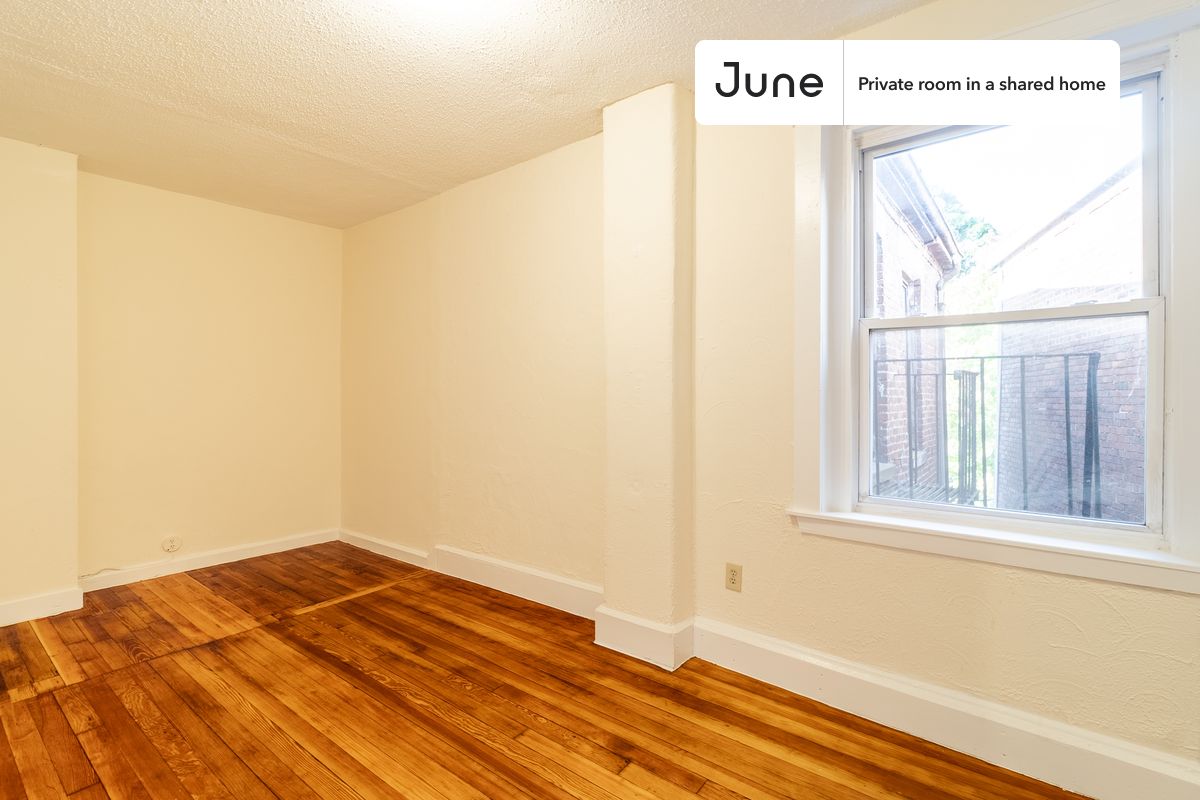 

PLEASE NOTE: This is a private room in a shared apartment. You will have your own bedroom and shared common areas (kitchen, bathroom, etc.) with other residents.

Queen bedroom in a 3 bedroom / 1 bathroom apartment!

Check out 3D tour now:  https://jnhm.es/8f3

This  Queen room in Jamaica Plain  is available on a 12 month lease or a flexible short term (31 to 364 days) lease. You pick your custom start and end date. Monthly rent rate is determined by furnishing preference, move-in date and move-out date. Speak to a June representative for recommendations on the best stay duration for the lowest rate, and learn more about this home on the June website:  https://jnhm.es/6xJ

Amenities of this home:   Furnished Common Areas,    Wi-Fi - Paid separately (High-Speed),    Guarantors Allowed,       32-inch Flat-Screen TV,    Street parking - City permit required,    Hardwood Flooring,    Microwave,    Oven,    Refrigerator,    Heating | Baseboard Gas heating,   also, this unit is conveniently located, several local parks, restaurants and bars are just minutes away.

About June Homes: Welcome to the easiest rental experience of your life. Rent furnished or unfurnished apartments on a 12 month lease or a flexible short term (31 to 364 days). As a resident, you’ll have access to 24/7 support and monthly cleanings of the home’s shared spaces. Sign up now to apply online for your next home with June: https://jnhm.es/sign-roomi

Brokers welcome! Contact us for more details.

Interested? Kindly note that the minimum stay duration would be 31 days. 

Use this listing ID when speaking to June team:  #1769 C