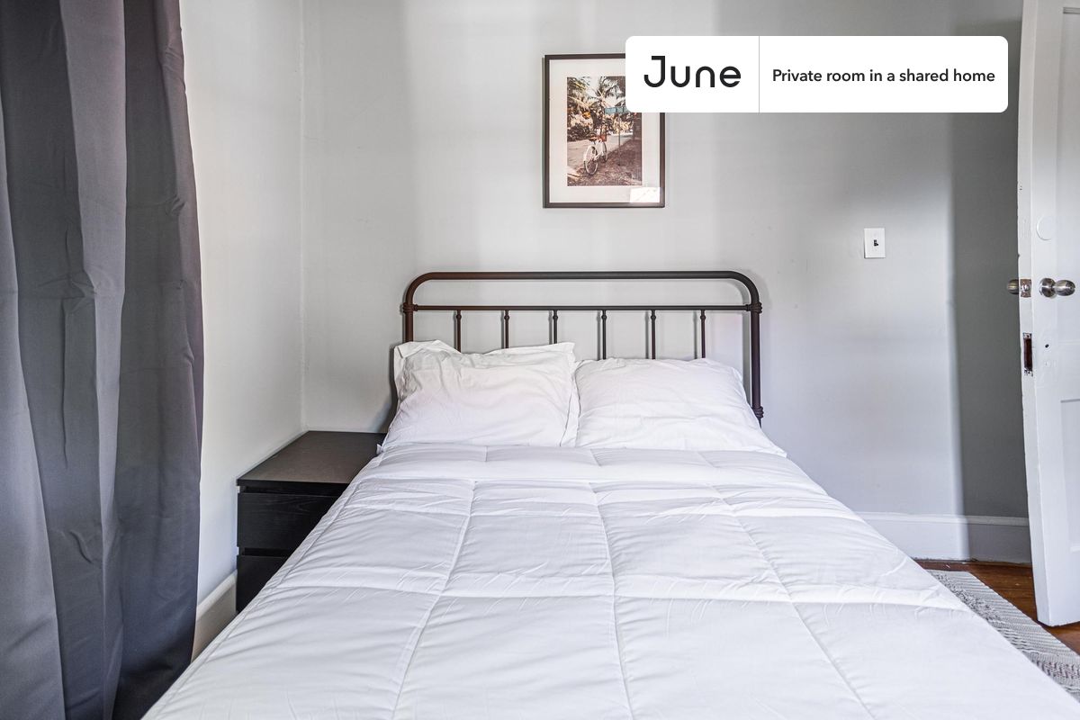 PLEASE NOTE: This is a private room in a shared apartment. You will have your own bedroom and shared common areas (kitchen, bathroom, etc.) with other residents.
Full bedroom in a 6 bedroom / 3 bathroom apartment!
Check out 3D tour now: https://jnhm.es/8ab
This Full room in Brookland is available on a 12 month lease or a flexible short term (31 to 364 days) lease. You pick your custom start and end date. Monthly rent rate is determined by furnishing preference, move-in date and move-out date. Speak to a June representative for recommendations on the best stay duration for the lowest rate, and learn more about this home on the June website: https://jnhm.es/63b
Amenities of this home: Street parking - City permit required, Laundry in home (free), Dishwasher, Furnished Common Areas, Wi-Fi - Paid separately (High-Speed), Guarantors Allowed, Decorative fireplace, Dining area, Balcony, Living area, Hardwood Flooring, Microwave, Oven, Refrigerator, Air Conditioning | HVAC, also, this unit is conveniently located, several local parks, restaurants and bars are just minutes away.
About June Homes: Welcome to the easiest rental experience of your life. Rent furnished or unfurnished apartments on a 12 month lease or a flexible short term (31 to 364 days). As a resident, you’ll have access to 24/7 support and monthly cleanings of the home’s shared spaces. Sign up now to apply online for your next home with June: https://jnhm.es/sign-roomi
Brokers welcome! Contact us for more details.
Interested? Kindly note that the minimum stay duration would be 31 days.
Use this listing ID when speaking to June team: #1098 C