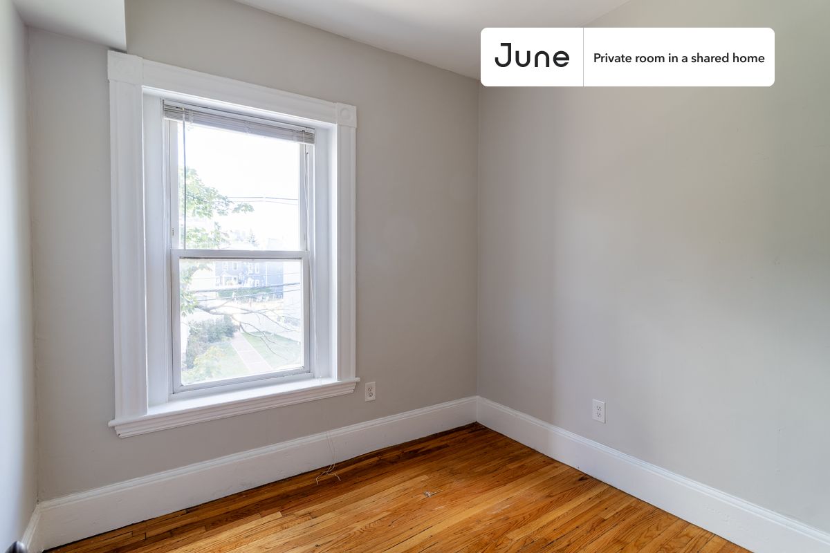 

PLEASE NOTE: This is a private room in a shared apartment. You will have your own bedroom and shared common areas (kitchen, bathroom, etc.) with other residents.

Queen bedroom in a 4 bedroom / 2 bathroom apartment!

Check out 3D tour now:  https://jnhm.es/8eO

This  Queen room in Allston  is available on a 12 month lease or a flexible short term (31 to 364 days) lease. You pick your custom start and end date. Monthly rent rate is determined by furnishing preference, move-in date and move-out date. Speak to a June representative for recommendations on the best stay duration for the lowest rate, and learn more about this home on the June website:  https://jnhm.es/6bh

Amenities of this home:   Wi-Fi - Paid separately (High-Speed),    Guarantors Allowed,       Street parking - City permit required,    Laundry - Paid separately (in building),       Hardwood Flooring,    Microwave,    Oven,    Refrigerator,    Air Conditioning | HVAC,   also, this unit is conveniently located, several local parks, restaurants and bars are just minutes away.

About June Homes: Welcome to the easiest rental experience of your life. Rent furnished or unfurnished apartments on a 12 month lease or a flexible short term (31 to 364 days). As a resident, you’ll have access to 24/7 support and monthly cleanings of the home’s shared spaces. Sign up now to apply online for your next home with June: https://jnhm.es/sign-roomi

Brokers welcome! Contact us for more details.

Interested? Kindly note that the minimum stay duration would be 31 days. 

Use this listing ID when speaking to June team:  #1300 A