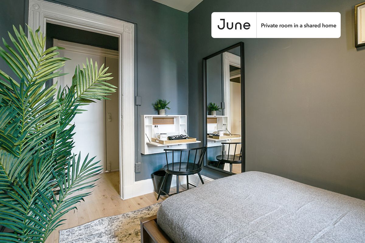 PLEASE NOTE: This is a private room in a shared apartment. You will have your own bedroom and shared common areas (kitchen, bathroom, etc.) with other residents.
Twin bedroom in a 5 bedroom / 1 bathroom apartment!
Check out 3D tour now: https://jnhm.es/PG
This Twin room in Hell's Kitchen is available on a 12 month lease or a flexible short term (31 to 364 days) lease. You pick your custom start and end date. Monthly rent rate is determined by furnishing preference, move-in date and move-out date. Speak to a June representative for recommendations on the best stay duration for the lowest rate, and learn more about this home on the June website: https://jnhm.es/BW
Amenities of this home: Dishwasher, Furnished Common Areas, Wi-Fi - Paid separately (High-Speed), Guarantors Allowed, 32-inch Flat-Screen TV, Dine in kitchen, Hardwood Flooring, Microwave, Oven, Refrigerator, also, this unit is conveniently located, several local parks, restaurants and bars are just minutes away.
About June Homes: Welcome to the easiest rental experience of your life. Rent furnished or unfurnished apartments on a 12 month lease or a flexible short term (31 to 364 days). As a resident, you’ll have access to 24/7 support and monthly cleanings of the home’s shared spaces. Sign up now to apply online for your next home with June: https://jnhm.es/sign-roomi
Brokers welcome! Contact us for more details.
Interested? Use this listing ID when speaking to June team: #188 5D