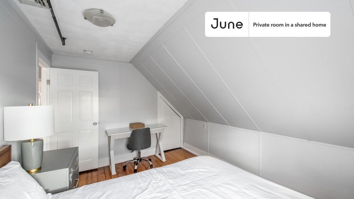 PLEASE NOTE: This is a private room in a shared apartment. You will have your own bedroom and shared common areas (kitchen, bathroom, etc.) with other residents.
Queen bedroom in a 4 bedroom / 1.5 bathroom apartment!
Check out 3D tour now: https://jnhm.es/8cm
This Queen room in Somerville is available on a 12 month lease or a flexible short term (31 to 364 days) lease. You pick your custom start and end date. Monthly rent rate is determined by furnishing preference, move-in date and move-out date. Speak to a June representative for recommendations on the best stay duration for the lowest rate, and learn more about this home on the June website: https://jnhm.es/6r6
Amenities of this home: Laundry in home (free), Paid parking, Dining area, 32-inch Flat-Screen TV, Guarantors Allowed, Wi-Fi - Paid separately (High-Speed), Furnished Common Areas, Dishwasher, Balcony, Living area, Hardwood Flooring, Microwave, Oven, Refrigerator, Air conditioning | Central AC, also, this unit is conveniently located, several local parks, restaurants and bars are just minutes away.
About June Homes: Welcome to the easiest rental experience of your life. Rent furnished or unfurnished apartments on a 12 month lease or a flexible short term (31 to 364 days). As a resident, you’ll have access to 24/7 support and monthly cleanings of the home’s shared spaces. Sign up now to apply online for your next home with June: https://jnhm.es/sign-roomi
Brokers welcome! Contact us for more details.
Interested? Kindly note that the minimum stay duration would be 31 days.
Use this listing ID when speaking to June team: #1644 A