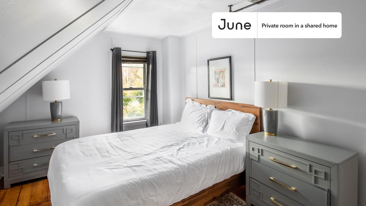 PLEASE NOTE: This is a private room in a shared apartment. You will have your own bedroom and shared common areas (kitchen, bathroom, etc.) with other residents.
Queen bedroom in a 4 bedroom / 1.5 bathroom apartment!
Check out 3D tour now: https://jnhm.es/8cm
This Queen room in Somerville is available on a 12 month lease or a flexible short term (31 to 364 days) lease. You pick your custom start and end date. Monthly rent rate is determined by furnishing preference, move-in date and move-out date. Speak to a June representative for recommendations on the best stay duration for the lowest rate, and learn more about this home on the June website: https://jnhm.es/6r6
Amenities of this home: Laundry in home (free), Paid parking, Dining area, 32-inch Flat-Screen TV, Guarantors Allowed, Wi-Fi - Paid separately (High-Speed), Furnished Common Areas, Dishwasher, Balcony, Living area, Hardwood Flooring, Microwave, Oven, Refrigerator, Air conditioning | Central AC, also, this unit is conveniently located, several local parks, restaurants and bars are just minutes away.
About June Homes: Welcome to the easiest rental experience of your life. Rent furnished or unfurnished apartments on a 12 month lease or a flexible short term (31 to 364 days). As a resident, you’ll have access to 24/7 support and monthly cleanings of the home’s shared spaces. Sign up now to apply online for your next home with June: https://jnhm.es/sign-roomi
Brokers welcome! Contact us for more details.
Interested? Kindly note that the minimum stay duration would be 31 days.
Use this listing ID when speaking to June team: #1644 A