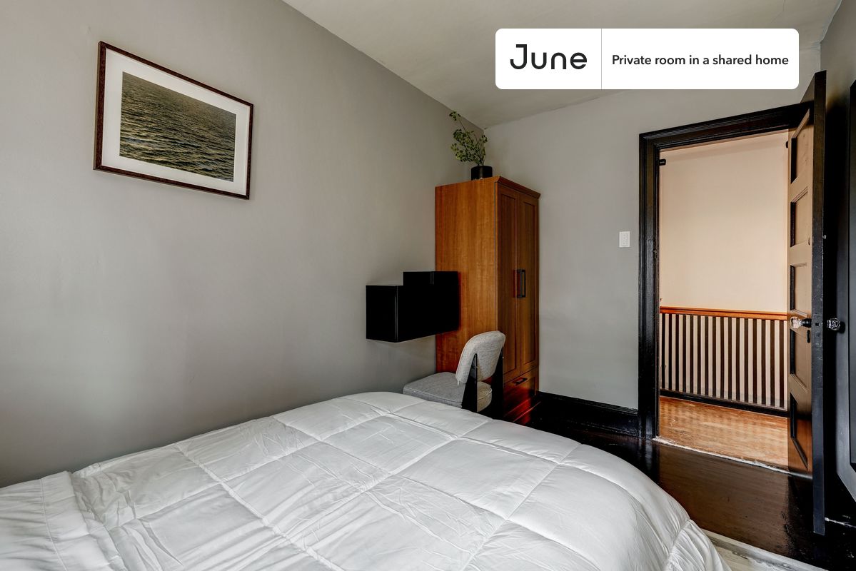 

PLEASE NOTE: This is a private room in a shared apartment. You will have your own bedroom and shared common areas (kitchen, bathroom, etc.) with other residents.

Full bedroom in a 7 bedroom / 3.5 bathroom apartment!

Check out 3D tour now:  https://jnhm.es/Pa

This  Full room in Woodley Park  is available on a 12 month lease or a flexible short term (31 to 364 days) lease. You pick your custom start and end date. Monthly rent rate is determined by furnishing preference, move-in date and move-out date. Speak to a June representative for recommendations on the best stay duration for the lowest rate, and learn more about this home on the June website:  https://jnhm.es/yk

Amenities of this home:   Dishwasher,    Patio,    Furnished Common Areas,    Wi-Fi - Paid separately (High-Speed),    Outdoor space,    Guarantors Allowed,       32-inch Flat-Screen TV,    Gym,    Dine in kitchen,       Laundry in home (free),    Parking Spot (Paid separately),    Hardwood Flooring,    Microwave,    Oven,    Refrigerator,   also, this unit is conveniently located, several local parks, restaurants and bars are just minutes away.

About June Homes: Welcome to the easiest rental experience of your life. Rent furnished or unfurnished apartments on a 12 month lease or a flexible short term (31 to 364 days). As a resident, you’ll have access to 24/7 support and monthly cleanings of the home’s shared spaces. Sign up now to apply online for your next home with June: https://jnhm.es/sign-roomi

Brokers welcome! Contact us for more details.

Interested? Kindly note that the minimum stay duration would be 31 days. 

Use this listing ID when speaking to June team:  #115 3B