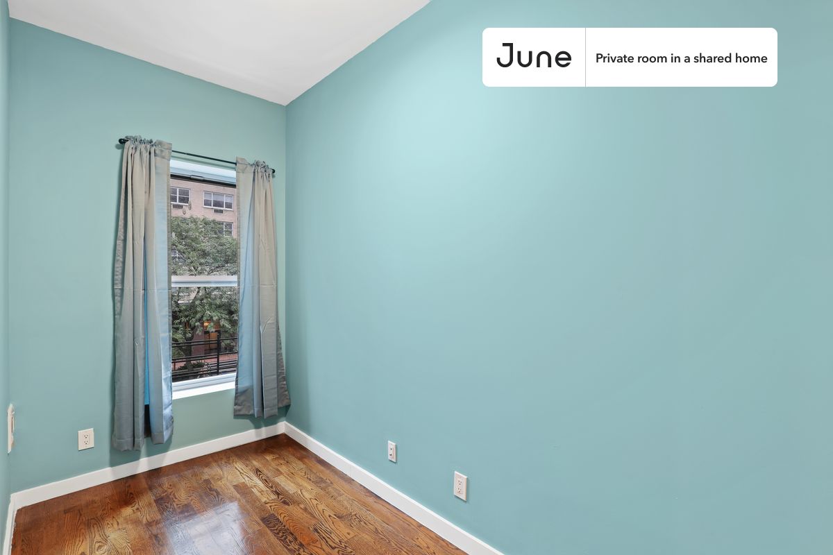 

PLEASE NOTE: This is a private room in a shared apartment. You will have your own bedroom and shared common areas (kitchen, bathroom, etc.) with other residents.

Full bedroom in a 3 bedroom / 1 bathroom apartment!

Check out 3D tour now:  https://jnhm.es/Tj

This  Full room in Upper East Side  is available on a 12 month lease or a flexible short term (31 to 364 days) lease. You pick your custom start and end date. Monthly rent rate is determined by furnishing preference, move-in date and move-out date. Speak to a June representative for recommendations on the best stay duration for the lowest rate, and learn more about this home on the June website:  https://jnhm.es/5Ax

Amenities of this home:   Dishwasher,    Furnished Common Areas,    Wi-Fi - Paid separately (High-Speed),    Guarantors Allowed,       32-inch Flat-Screen TV,       Street parking - City permit required,    Hardwood Flooring,    Microwave,    Oven,    Refrigerator,   also, this unit is conveniently located, several local parks, restaurants and bars are just minutes away.

About June Homes: Welcome to the easiest rental experience of your life. Rent furnished or unfurnished apartments on a 12 month lease or a flexible short term (31 to 364 days). As a resident, you’ll have access to 24/7 support and monthly cleanings of the home’s shared spaces. Sign up now to apply online for your next home with June: https://jnhm.es/sign-roomi

Brokers welcome! Contact us for more details.

Interested? Use this listing ID when speaking to June team:  #542 A