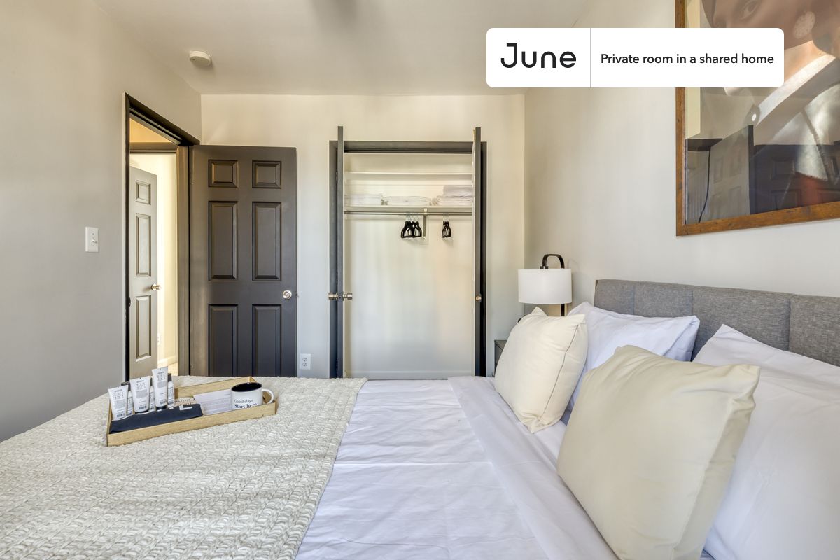 

PLEASE NOTE: This is a private room in a shared apartment. You will have your own bedroom and shared common areas (kitchen, bathroom, etc.) with other residents.

Queen bedroom in a 5 bedroom / 2.5 bathroom apartment!

Check out 3D tour now:  https://jnhm.es/S6

This  Queen room in H Street  is available on a 12 month lease or a flexible short term (31 to 364 days) lease. You pick your custom start and end date. Monthly rent rate is determined by furnishing preference, move-in date and move-out date. Speak to a June representative for recommendations on the best stay duration for the lowest rate, and learn more about this home on the June website:  https://jnhm.es/Hv

Amenities of this home:   Dishwasher,    Furnished Common Areas,    Wi-Fi - Paid separately (High-Speed),    Outdoor space,    Guarantors Allowed,       32-inch Flat-Screen TV,    Dining area,    Dine in kitchen,       Central AC (Common space),    Laundry in home (free),    Parking Spot (Paid separately),    Hardwood Flooring,    Microwave,    Oven,    Refrigerator,   also, this unit is conveniently located, several local parks, restaurants and bars are just minutes away.

About June Homes: Welcome to the easiest rental experience of your life. Rent furnished or unfurnished apartments on a 12 month lease or a flexible short term (31 to 364 days). As a resident, you’ll have access to 24/7 support and monthly cleanings of the home’s shared spaces. Sign up now to apply online for your next home with June: https://jnhm.es/sign-roomi

Brokers welcome! Contact us for more details.

Interested? Kindly note that the minimum stay duration would be 31 days. 

Use this listing ID when speaking to June team:  #288 E