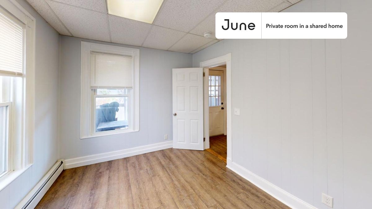 

PLEASE NOTE: This is a private room in a shared apartment. You will have your own bedroom and shared common areas (kitchen, bathroom, etc.) with other residents.

Queen bedroom in a 3 bedroom / 1 bathroom apartment!

Check out 3D tour now:  https://jnhm.es/8eF

This  Queen room in East Cambridge  is available on a 12 month lease or a flexible short term (31 to 364 days) lease. You pick your custom start and end date. Monthly rent rate is determined by furnishing preference, move-in date and move-out date. Speak to a June representative for recommendations on the best stay duration for the lowest rate, and learn more about this home on the June website:  https://jnhm.es/6wv

Amenities of this home:   Dishwasher,    Wi-Fi - Paid separately (High-Speed),    Guarantors Allowed,       Dine in kitchen,    Laundry - Paid separately (in building),    Balcony,    Hardwood Flooring,    Oven,    Refrigerator,    Heating | Baseboard Gas heating,   also, this unit is conveniently located, several local parks, restaurants and bars are just minutes away.

About June Homes: Welcome to the easiest rental experience of your life. Rent furnished or unfurnished apartments on a 12 month lease or a flexible short term (31 to 364 days). As a resident, you’ll have access to 24/7 support and monthly cleanings of the home’s shared spaces. Sign up now to apply online for your next home with June: https://jnhm.es/sign-roomi

Brokers welcome! Contact us for more details.

Interested? Kindly note that the minimum stay duration would be 31 days. 

Use this listing ID when speaking to June team:  #1746 A