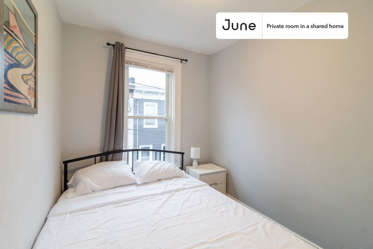 

PLEASE NOTE: This is a private room in a shared apartment. You will have your own bedroom and shared common areas (kitchen, bathroom, etc.) with other residents.

Queen bedroom in a 3 bedroom / 1 bathroom apartment!

Check out 3D tour now:  https://jnhm.es/8eG

This  Queen room in East Cambridge  is available on a 12 month lease or a flexible short term (31 to 364 days) lease. You pick your custom start and end date. Monthly rent rate is determined by furnishing preference, move-in date and move-out date. Speak to a June representative for recommendations on the best stay duration for the lowest rate, and learn more about this home on the June website:  https://jnhm.es/6wt

Amenities of this home:   Furnished Common Areas,    Wi-Fi - Paid separately (High-Speed),    Guarantors Allowed,       32-inch Flat-Screen TV,    Dine in kitchen,    Laundry - Paid separately (in building),    Balcony,    Hardwood Flooring,    Oven,    Refrigerator,    Heating | Baseboard Gas heating,   also, this unit is conveniently located, several local parks, restaurants and bars are just minutes away.

About June Homes: Welcome to the easiest rental experience of your life. Rent furnished or unfurnished apartments on a 12 month lease or a flexible short term (31 to 364 days). As a resident, you’ll have access to 24/7 support and monthly cleanings of the home’s shared spaces. Sign up now to apply online for your next home with June: https://jnhm.es/sign-roomi

Brokers welcome! Contact us for more details.

Interested? Kindly note that the minimum stay duration would be 31 days. 

Use this listing ID when speaking to June team:  #1745 B