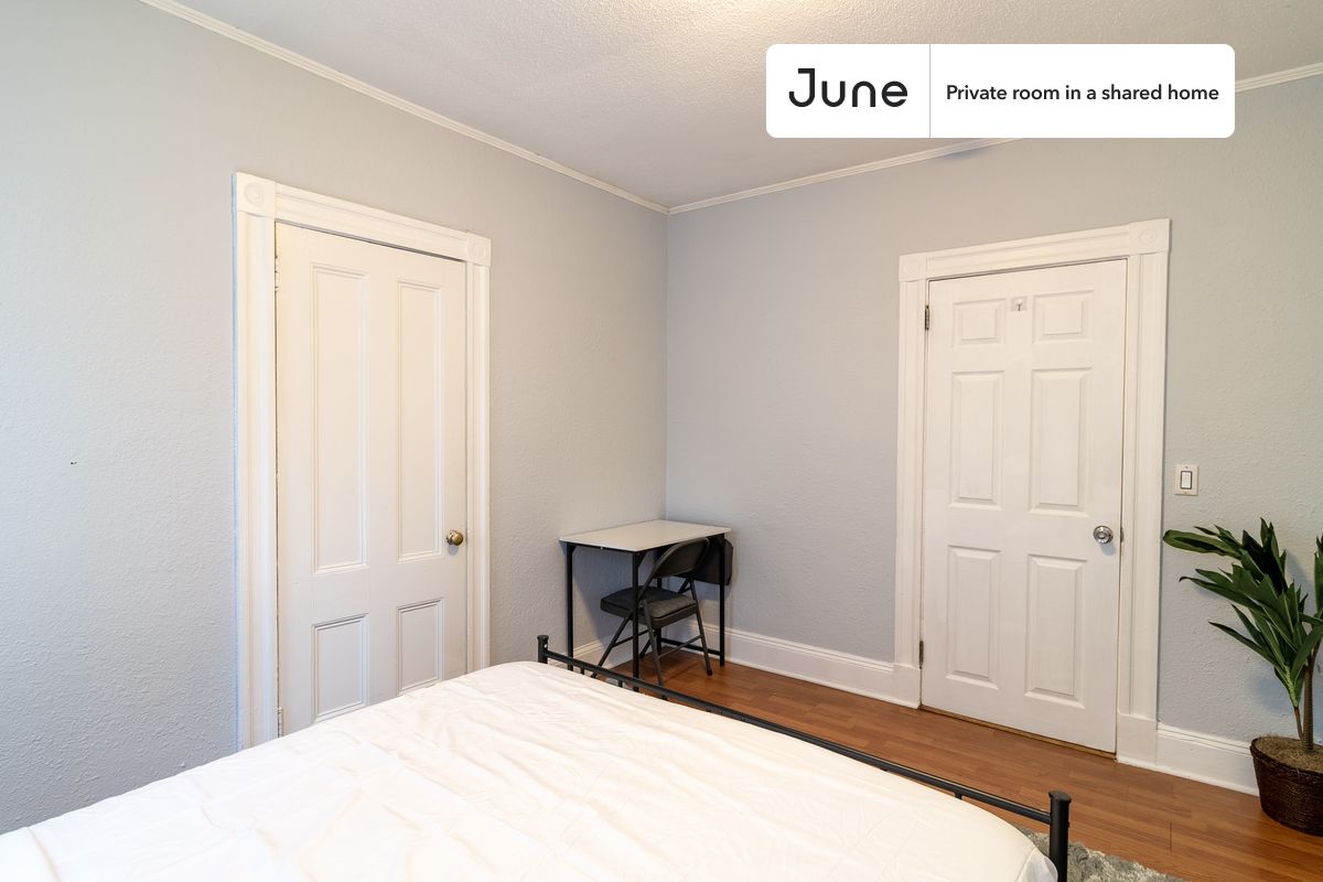 

PLEASE NOTE: This is a private room in a shared apartment. You will have your own bedroom and shared common areas (kitchen, bathroom, etc.) with other residents.

Queen bedroom in a 3 bedroom / 1 bathroom apartment!

Check out 3D tour now:  https://jnhm.es/8eF

This  Queen room in East Cambridge  is available on a 12 month lease or a flexible short term (31 to 364 days) lease. You pick your custom start and end date. Monthly rent rate is determined by furnishing preference, move-in date and move-out date. Speak to a June representative for recommendations on the best stay duration for the lowest rate, and learn more about this home on the June website:  https://jnhm.es/6ww

Amenities of this home:   Dishwasher,    Wi-Fi - Paid separately (High-Speed),    Guarantors Allowed,       Dine in kitchen,    Laundry - Paid separately (in building),    Balcony,    Hardwood Flooring,    Oven,    Refrigerator,    Heating | Baseboard Gas heating,   also, this unit is conveniently located, several local parks, restaurants and bars are just minutes away.

About June Homes: Welcome to the easiest rental experience of your life. Rent furnished or unfurnished apartments on a 12 month lease or a flexible short term (31 to 364 days). As a resident, you’ll have access to 24/7 support and monthly cleanings of the home’s shared spaces. Sign up now to apply online for your next home with June: https://jnhm.es/sign-roomi

Brokers welcome! Contact us for more details.

Interested? Kindly note that the minimum stay duration would be 31 days. 

Use this listing ID when speaking to June team:  #1746 B