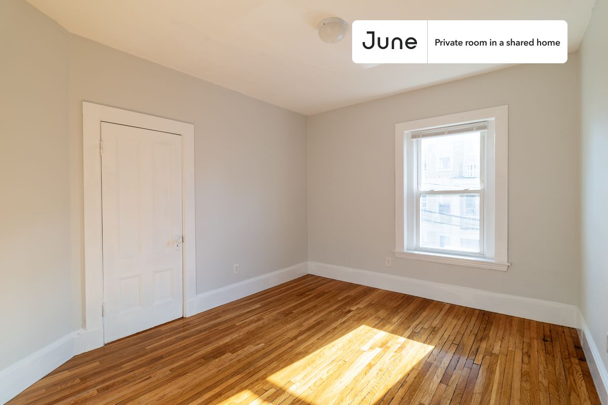 PLEASE NOTE: This is a private room in a shared apartment. You will have your own bedroom and shared common areas (kitchen, bathroom, etc.) with other residents.
Queen bedroom in a 4 bedroom / 2 bathroom apartment!
Check out 3D tour now: https://jnhm.es/8eO
This Queen room in Allston is available on a 12 month lease or a flexible short term (31 to 364 days) lease. You pick your custom start and end date. Monthly rent rate is determined by furnishing preference, move-in date and move-out date. Speak to a June representative for recommendations on the best stay duration for the lowest rate, and learn more about this home on the June website: https://jnhm.es/6bi
Amenities of this home: Wi-Fi - Paid separately (High-Speed), Guarantors Allowed, Street parking - City permit required, Laundry - Paid separately (in building), Hardwood Flooring, Microwave, Oven, Refrigerator, Air Conditioning | HVAC, also, this unit is conveniently located, several local parks, restaurants and bars are just minutes away.
About June Homes: Welcome to the easiest rental experience of your life. Rent furnished or unfurnished apartments on a 12 month lease or a flexible short term (31 to 364 days). As a resident, you’ll have access to 24/7 support and monthly cleanings of the home’s shared spaces. Sign up now to apply online for your next home with June: https://jnhm.es/sign-roomi
Brokers welcome! Contact us for more details.
Interested? Kindly note that the minimum stay duration would be 31 days.
Use this listing ID when speaking to June team: #1300 D
