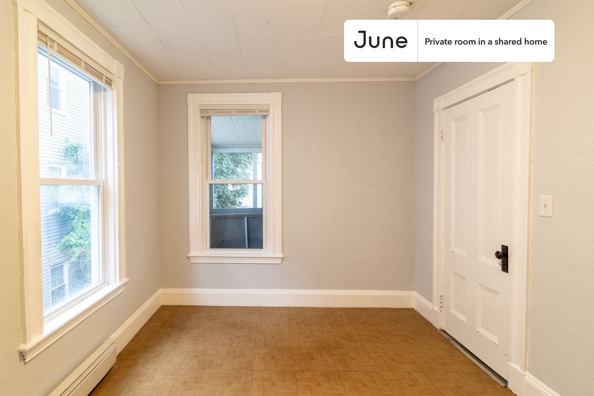 

PLEASE NOTE: This is a private room in a shared apartment. You will have your own bedroom and shared common areas (kitchen, bathroom, etc.) with other residents.

Queen bedroom in a 3 bedroom / 1 bathroom apartment!

Check out 3D tour now:  https://jnhm.es/8eG

This  Queen room in East Cambridge  is available on a 12 month lease or a flexible short term (31 to 364 days) lease. You pick your custom start and end date. Monthly rent rate is determined by furnishing preference, move-in date and move-out date. Speak to a June representative for recommendations on the best stay duration for the lowest rate, and learn more about this home on the June website:  https://jnhm.es/6ws

Amenities of this home:   Furnished Common Areas,    Wi-Fi - Paid separately (High-Speed),    Guarantors Allowed,       32-inch Flat-Screen TV,    Dine in kitchen,    Laundry - Paid separately (in building),    Balcony,    Hardwood Flooring,    Oven,    Refrigerator,    Heating | Baseboard Gas heating,   also, this unit is conveniently located, several local parks, restaurants and bars are just minutes away.

About June Homes: Welcome to the easiest rental experience of your life. Rent furnished or unfurnished apartments on a 12 month lease or a flexible short term (31 to 364 days). As a resident, you’ll have access to 24/7 support and monthly cleanings of the home’s shared spaces. Sign up now to apply online for your next home with June: https://jnhm.es/sign-roomi

Brokers welcome! Contact us for more details.

Interested? Kindly note that the minimum stay duration would be 31 days. 

Use this listing ID when speaking to June team:  #1745 A