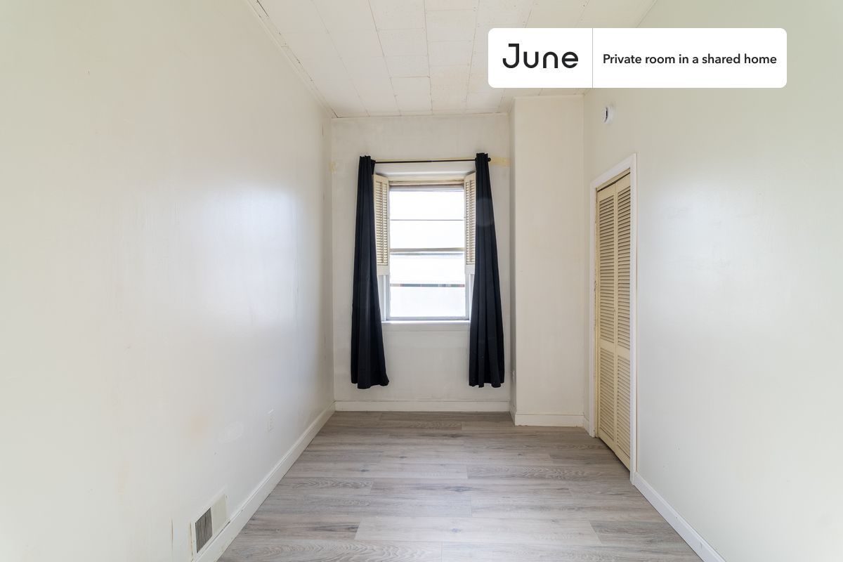 

PLEASE NOTE: This is a private room in a shared apartment. You will have your own bedroom and shared common areas (kitchen, bathroom, etc.) with other residents.

Queen bedroom in a 4 bedroom / 1.5 bathroom apartment!

Check out 3D tour now:  https://jnhm.es/8f0

This  Queen room in Brookline  is available on a 12 month lease or a flexible short term (31 to 364 days) lease. You pick your custom start and end date. Monthly rent rate is determined by furnishing preference, move-in date and move-out date. Speak to a June representative for recommendations on the best stay duration for the lowest rate, and learn more about this home on the June website:  https://jnhm.es/6xz

Amenities of this home:   Wi-Fi - Paid separately (High-Speed),    Guarantors Allowed,          Laundry - Paid separately (in building),    Hardwood Flooring,    Oven,    Refrigerator,   also, this unit is conveniently located, several local parks, restaurants and bars are just minutes away.

About June Homes: Welcome to the easiest rental experience of your life. Rent furnished or unfurnished apartments on a 12 month lease or a flexible short term (31 to 364 days). As a resident, you’ll have access to 24/7 support and monthly cleanings of the home’s shared spaces. Sign up now to apply online for your next home with June: https://jnhm.es/sign-roomi

Brokers welcome! Contact us for more details.

Interested? Kindly note that the minimum stay duration would be 31 days. 

Use this listing ID when speaking to June team:  #1765 C