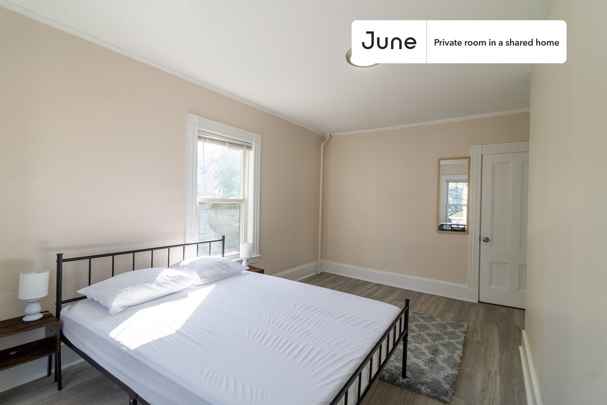 

PLEASE NOTE: This is a private room in a shared apartment. You will have your own bedroom and shared common areas (kitchen, bathroom, etc.) with other residents.

Queen bedroom in a 7 bedroom / 2 bathroom apartment!

Check out 3D tour now:  https://jnhm.es/8eA

This  Queen room in Allston  is available on a 12 month lease or a flexible short term (31 to 364 days) lease. You pick your custom start and end date. Monthly rent rate is determined by furnishing preference, move-in date and move-out date. Speak to a June representative for recommendations on the best stay duration for the lowest rate, and learn more about this home on the June website:  https://jnhm.es/6vN

Amenities of this home:   Dishwasher,    Furnished Common Areas,    Wi-Fi - Paid separately (High-Speed),    Guarantors Allowed,       32-inch Flat-Screen TV,    Dine in kitchen,       Paid parking,    Laundry in building (free),    Living area,    Hardwood Flooring,    Microwave,    Oven,    Refrigerator,   also, this unit is conveniently located, several local parks, restaurants and bars are just minutes away.

About June Homes: Welcome to the easiest rental experience of your life. Rent furnished or unfurnished apartments on a 12 month lease or a flexible short term (31 to 364 days). As a resident, you’ll have access to 24/7 support and monthly cleanings of the home’s shared spaces. Sign up now to apply online for your next home with June: https://jnhm.es/sign-roomi

Brokers welcome! Contact us for more details.

Interested? Kindly note that the minimum stay duration would be 31 days. 

Use this listing ID when speaking to June team:  #1734 C