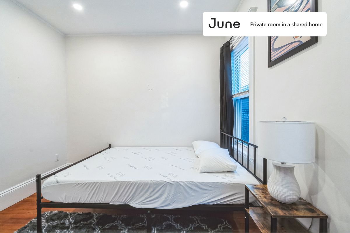 PLEASE NOTE: This is a private room in a shared apartment. You will have your own bedroom and shared common areas (kitchen, bathroom, etc.) with other residents.
Queen bedroom in a 3 bedroom / 1 bathroom apartment!
Check out 3D tour now: https://jnhm.es/8eC
This Queen room in Savin Hill is available on a 12 month lease or a flexible short term (31 to 364 days) lease. You pick your custom start and end date. Monthly rent rate is determined by furnishing preference, move-in date and move-out date. Speak to a June representative for recommendations on the best stay duration for the lowest rate, and learn more about this home on the June website: https://jnhm.es/6wD
Amenities of this home: Dishwasher, Patio, Furnished Common Areas, Wi-Fi - Paid separately (High-Speed), Outdoor space, Guarantors Allowed, 32-inch Flat-Screen TV, Dine in kitchen, Paid parking, Laundry in home (free), Smart lock, Hardwood Flooring, Microwave, Oven, Refrigerator, also, this unit is conveniently located, several local parks, restaurants and bars are just minutes away.
About June Homes: Welcome to the easiest rental experience of your life. Rent furnished or unfurnished apartments on a 12 month lease or a flexible short term (31 to 364 days). As a resident, you’ll have access to 24/7 support and monthly cleanings of the home’s shared spaces. Sign up now to apply online for your next home with June: https://jnhm.es/sign-roomi
Brokers welcome! Contact us for more details.
Interested? Kindly note that the minimum stay duration would be 31 days.
Use this listing ID when speaking to June team: #1748 A