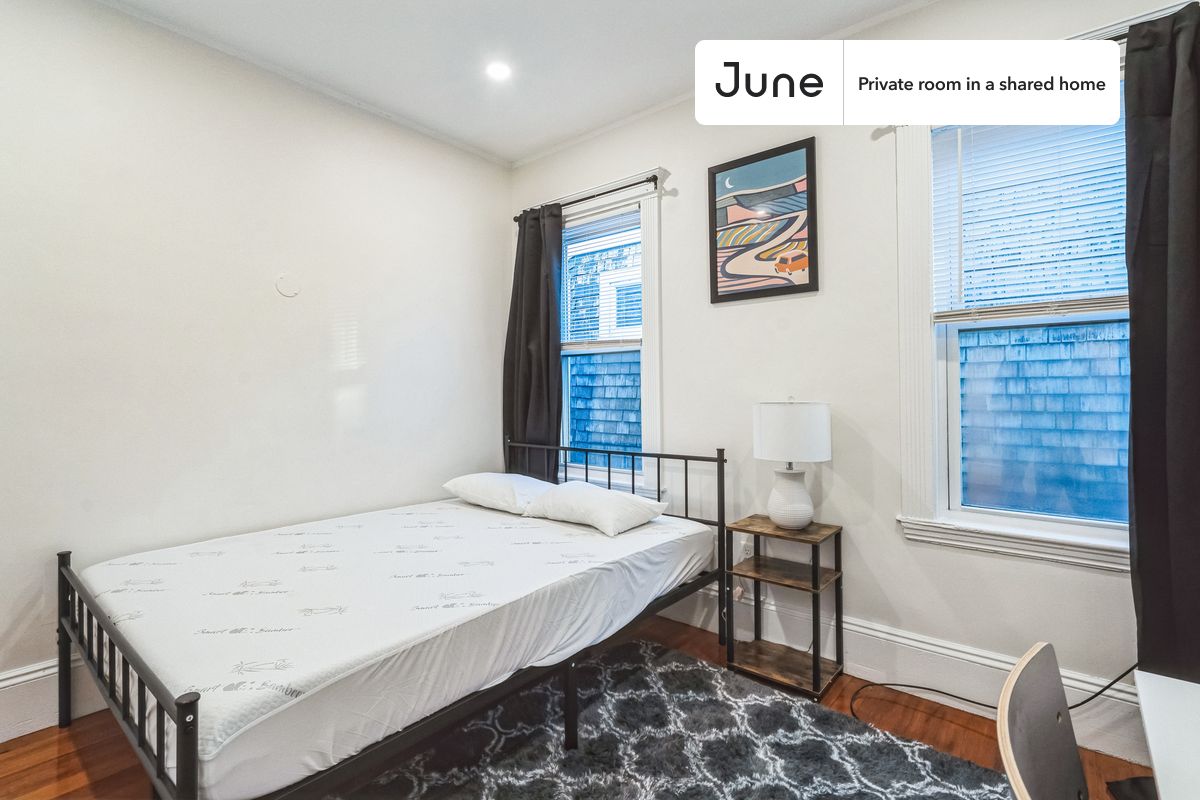 PLEASE NOTE: This is a private room in a shared apartment. You will have your own bedroom and shared common areas (kitchen, bathroom, etc.) with other residents.
Queen bedroom in a 3 bedroom / 1 bathroom apartment!
Check out 3D tour now: https://jnhm.es/8eC
This Queen room in Savin Hill is available on a 12 month lease or a flexible short term (31 to 364 days) lease. You pick your custom start and end date. Monthly rent rate is determined by furnishing preference, move-in date and move-out date. Speak to a June representative for recommendations on the best stay duration for the lowest rate, and learn more about this home on the June website: https://jnhm.es/6wD
Amenities of this home: Dishwasher, Patio, Furnished Common Areas, Wi-Fi - Paid separately (High-Speed), Outdoor space, Guarantors Allowed, 32-inch Flat-Screen TV, Dine in kitchen, Paid parking, Laundry in home (free), Smart lock, Hardwood Flooring, Microwave, Oven, Refrigerator, also, this unit is conveniently located, several local parks, restaurants and bars are just minutes away.
About June Homes: Welcome to the easiest rental experience of your life. Rent furnished or unfurnished apartments on a 12 month lease or a flexible short term (31 to 364 days). As a resident, you’ll have access to 24/7 support and monthly cleanings of the home’s shared spaces. Sign up now to apply online for your next home with June: https://jnhm.es/sign-roomi
Brokers welcome! Contact us for more details.
Interested? Kindly note that the minimum stay duration would be 31 days.
Use this listing ID when speaking to June team: #1748 A