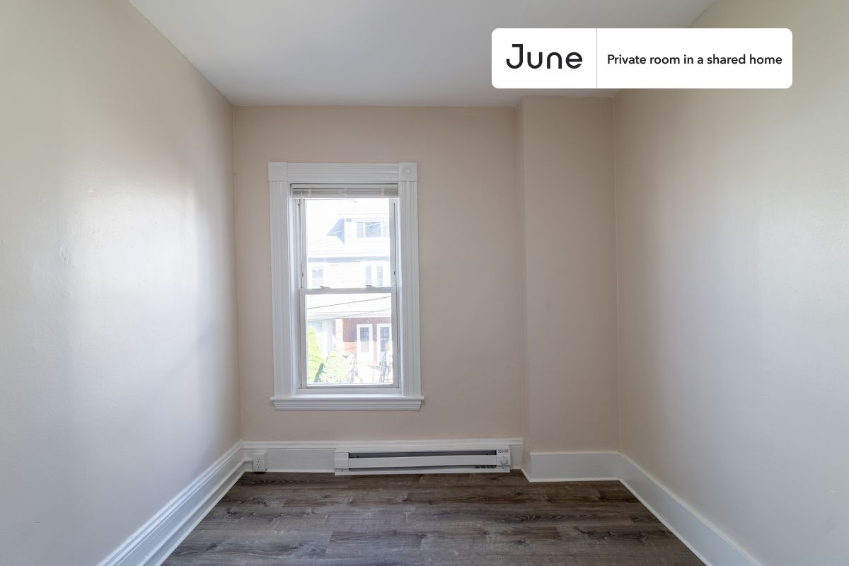 

PLEASE NOTE: This is a private room in a shared apartment. You will have your own bedroom and shared common areas (kitchen, bathroom, etc.) with other residents.

Queen bedroom in a 7 bedroom / 2 bathroom apartment!

Check out 3D tour now:  https://jnhm.es/8eA

This  Queen room in Allston  is available on a 12 month lease or a flexible short term (31 to 364 days) lease. You pick your custom start and end date. Monthly rent rate is determined by furnishing preference, move-in date and move-out date. Speak to a June representative for recommendations on the best stay duration for the lowest rate, and learn more about this home on the June website:  https://jnhm.es/6vM

Amenities of this home:   Dishwasher,    Furnished Common Areas,    Wi-Fi - Paid separately (High-Speed),    Guarantors Allowed,       32-inch Flat-Screen TV,    Dine in kitchen,       Paid parking,    Laundry in building (free),    Living area,    Hardwood Flooring,    Microwave,    Oven,    Refrigerator,   also, this unit is conveniently located, several local parks, restaurants and bars are just minutes away.

About June Homes: Welcome to the easiest rental experience of your life. Rent furnished or unfurnished apartments on a 12 month lease or a flexible short term (31 to 364 days). As a resident, you’ll have access to 24/7 support and monthly cleanings of the home’s shared spaces. Sign up now to apply online for your next home with June: https://jnhm.es/sign-roomi

Brokers welcome! Contact us for more details.

Interested? Kindly note that the minimum stay duration would be 31 days. 

Use this listing ID when speaking to June team:  #1734 B