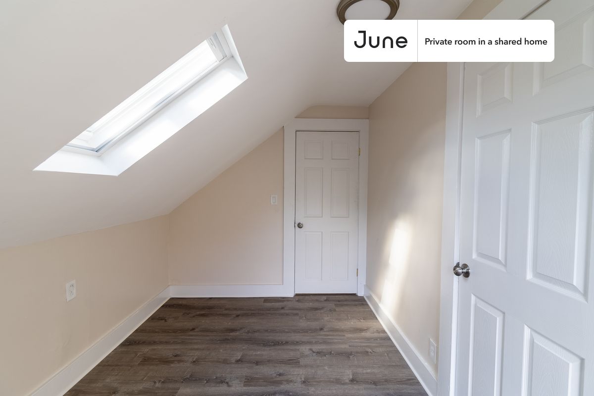 

PLEASE NOTE: This is a private room in a shared apartment. You will have your own bedroom and shared common areas (kitchen, bathroom, etc.) with other residents.

Queen bedroom in a 7 bedroom / 2 bathroom apartment!

Check out 3D tour now:  https://jnhm.es/8eA

This  Queen room in Allston  is available on a 12 month lease or a flexible short term (31 to 364 days) lease. You pick your custom start and end date. Monthly rent rate is determined by furnishing preference, move-in date and move-out date. Speak to a June representative for recommendations on the best stay duration for the lowest rate, and learn more about this home on the June website:  https://jnhm.es/6vP

Amenities of this home:   Dishwasher,    Furnished Common Areas,    Wi-Fi - Paid separately (High-Speed),    Guarantors Allowed,       32-inch Flat-Screen TV,    Dine in kitchen,       Paid parking,    Laundry in building (free),    Living area,    Hardwood Flooring,    Microwave,    Oven,    Refrigerator,   also, this unit is conveniently located, several local parks, restaurants and bars are just minutes away.

About June Homes: Welcome to the easiest rental experience of your life. Rent furnished or unfurnished apartments on a 12 month lease or a flexible short term (31 to 364 days). As a resident, you’ll have access to 24/7 support and monthly cleanings of the home’s shared spaces. Sign up now to apply online for your next home with June: https://jnhm.es/sign-roomi

Brokers welcome! Contact us for more details.

Interested? Kindly note that the minimum stay duration would be 31 days. 

Use this listing ID when speaking to June team:  #1734 F
