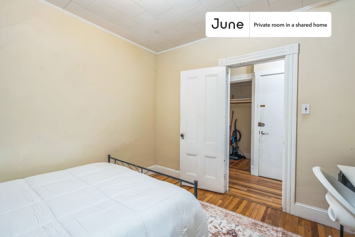 

PLEASE NOTE: This is a private room in a shared apartment. You will have your own bedroom and shared common areas (kitchen, bathroom, etc.) with other residents.

Queen bedroom in a 4 bedroom / 1 bathroom apartment!

Check out 3D tour now:  https://jnhm.es/8ff

This  Queen room in North Cambridge  is available on a 12 month lease or a flexible short term (31 to 364 days) lease. You pick your custom start and end date. Monthly rent rate is determined by furnishing preference, move-in date and move-out date. Speak to a June representative for recommendations on the best stay duration for the lowest rate, and learn more about this home on the June website:  https://jnhm.es/6ya

Amenities of this home:   Dishwasher,    Furnished Common Areas,    Wi-Fi - Paid separately (High-Speed),    Guarantors Allowed,       Dine in kitchen,    Paid parking,    Wall-Mounted TV,    Hardwood Flooring,    Microwave,    Oven,    Refrigerator,    Heating | Baseboard Gas heating,   also, this unit is conveniently located, several local parks, restaurants and bars are just minutes away.

About June Homes: Welcome to the easiest rental experience of your life. Rent furnished or unfurnished apartments on a 12 month lease or a flexible short term (31 to 364 days). As a resident, you’ll have access to 24/7 support and monthly cleanings of the home’s shared spaces. Sign up now to apply online for your next home with June: https://jnhm.es/sign-roomi

Brokers welcome! Contact us for more details.

Interested? Kindly note that the minimum stay duration would be 31 days. 

Use this listing ID when speaking to June team:  #1776 C