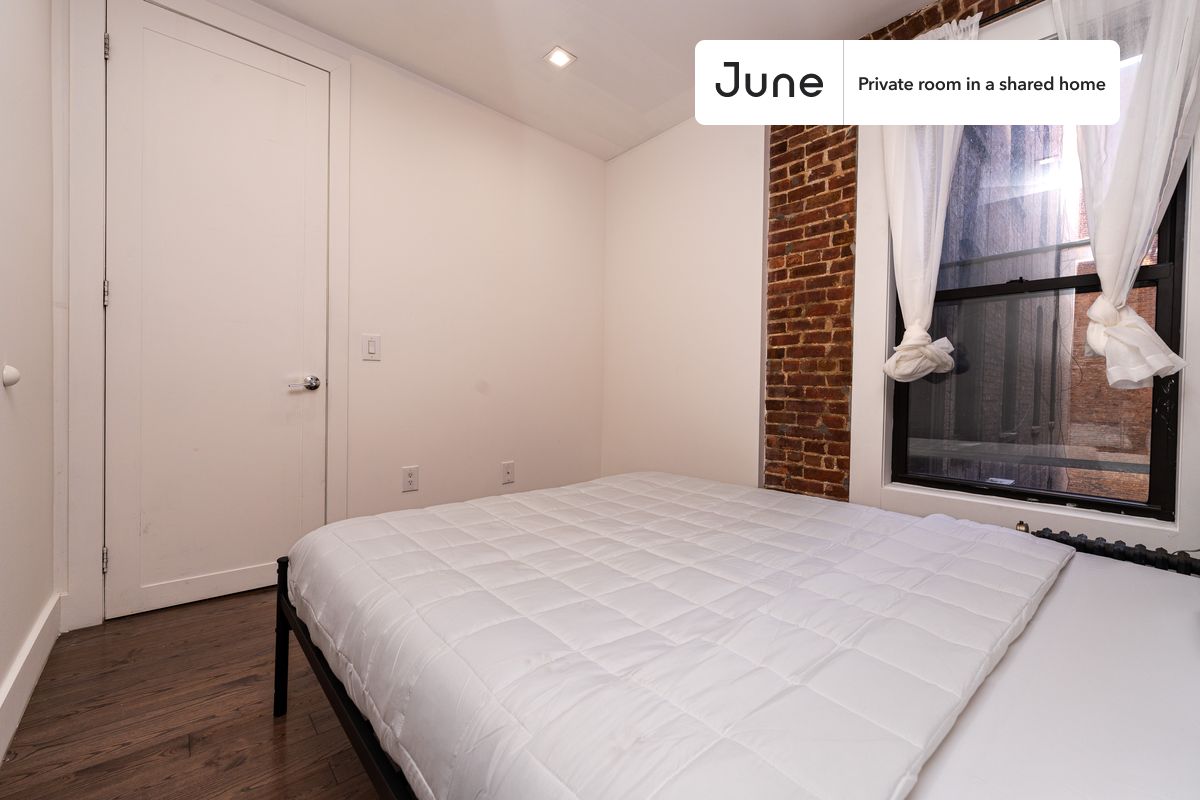 

PLEASE NOTE: This is a private room in a shared apartment. You will have your own bedroom and shared common areas (kitchen, bathroom, etc.) with other residents.

Queen bedroom in a 4 bedroom / 2 bathroom apartment!

Check out 3D tour now:  https://jnhm.es/8fo

This  Queen room in West Harlem  is available on a 12 month lease or a flexible short term (31 to 364 days) lease. You pick your custom start and end date. Monthly rent rate is determined by furnishing preference, move-in date and move-out date. Speak to a June representative for recommendations on the best stay duration for the lowest rate, and learn more about this home on the June website:  https://jnhm.es/6yJ

Amenities of this home:   Dishwasher,    Furnished Common Areas,    Wi-Fi - Paid separately (High-Speed),    Guarantors Allowed,          Laundry in home (free),    Hardwood Flooring,    Microwave,    Oven,    Refrigerator,   also, this unit is conveniently located, several local parks, restaurants and bars are just minutes away.

About June Homes: Welcome to the easiest rental experience of your life. Rent furnished or unfurnished apartments on a 12 month lease or a flexible short term (31 to 364 days). As a resident, you’ll have access to 24/7 support and monthly cleanings of the home’s shared spaces. Sign up now to apply online for your next home with June: https://jnhm.es/sign-roomi

Brokers welcome! Contact us for more details.

Interested? Use this listing ID when speaking to June team:  #1788 C
