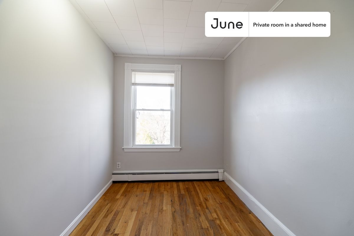 

PLEASE NOTE: This is a private room in a shared apartment. You will have your own bedroom and shared common areas (kitchen, bathroom, etc.) with other residents.

Queen bedroom in a 4 bedroom / 1 bathroom apartment!

Check out 3D tour now:  https://jnhm.es/8fs

This  Queen room in North Cambridge  is available on a 12 month lease or a flexible short term (31 to 364 days) lease. You pick your custom start and end date. Monthly rent rate is determined by furnishing preference, move-in date and move-out date. Speak to a June representative for recommendations on the best stay duration for the lowest rate, and learn more about this home on the June website:  https://jnhm.es/6yw

Amenities of this home:   Dishwasher,    Wi-Fi - Paid separately (High-Speed),    Guarantors Allowed,       Paid parking,    Hardwood Flooring,    Microwave,    Oven,    Refrigerator,    Heating | Baseboard Gas heating,   also, this unit is conveniently located, several local parks, restaurants and bars are just minutes away.

About June Homes: Welcome to the easiest rental experience of your life. Rent furnished or unfurnished apartments on a 12 month lease or a flexible short term (31 to 364 days). As a resident, you’ll have access to 24/7 support and monthly cleanings of the home’s shared spaces. Sign up now to apply online for your next home with June: https://jnhm.es/sign-roomi

Brokers welcome! Contact us for more details.

Interested? Kindly note that the minimum stay duration would be 31 days. 

Use this listing ID when speaking to June team:  #1783 B